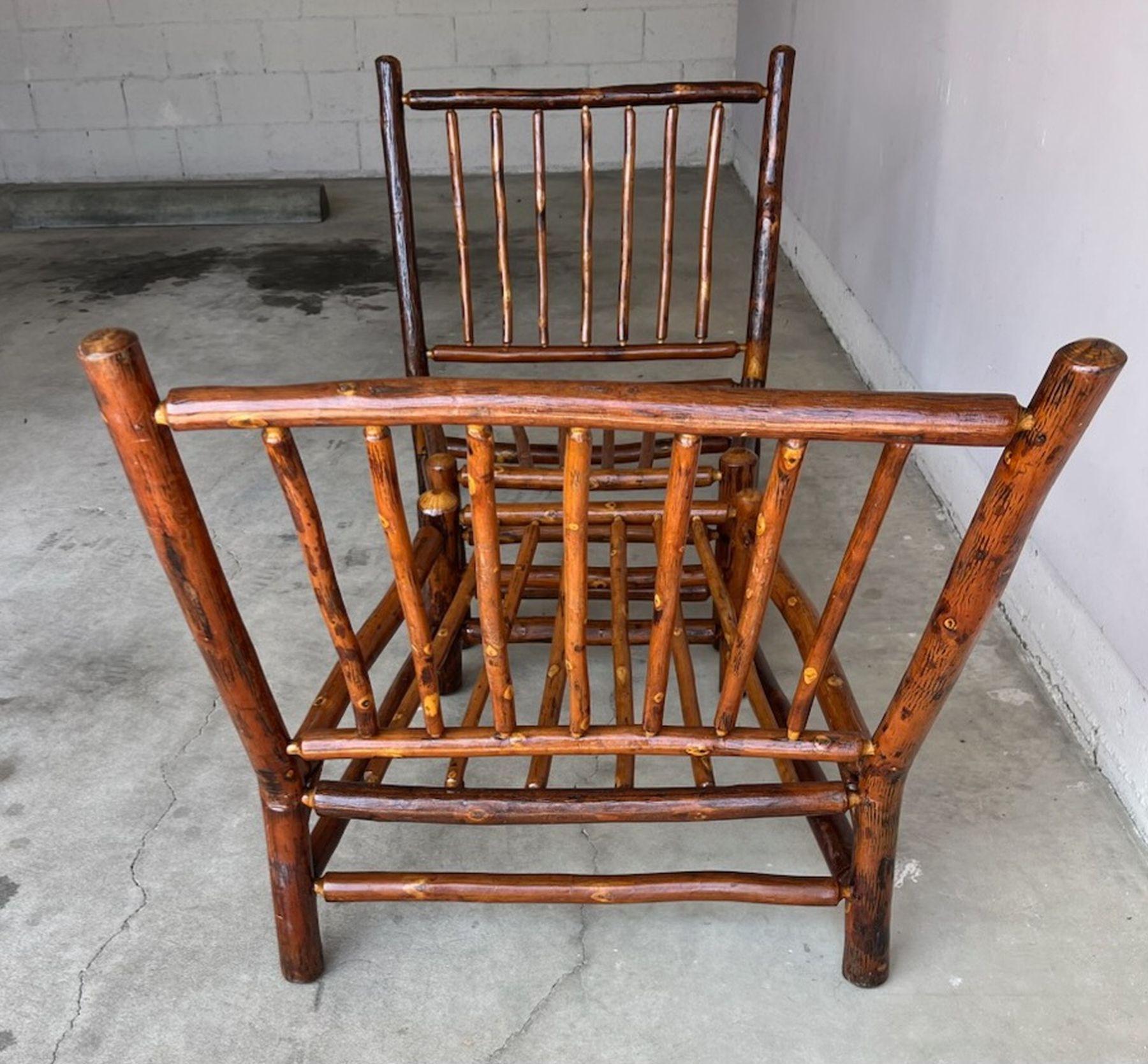 Signierte Old Hickory Lamm-/Beach-Stühle – Paar (20. Jahrhundert) im Angebot