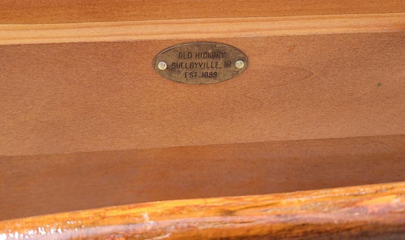 Cette table basse Old Hickory de forme très inhabituelle est en parfait état.Protégée par un plateau en vernis Marin pour une protection contre l'eau ou la plage.Cela la garde en sécurité par mauvais temps sur un porche couvert ou un patio.Signée