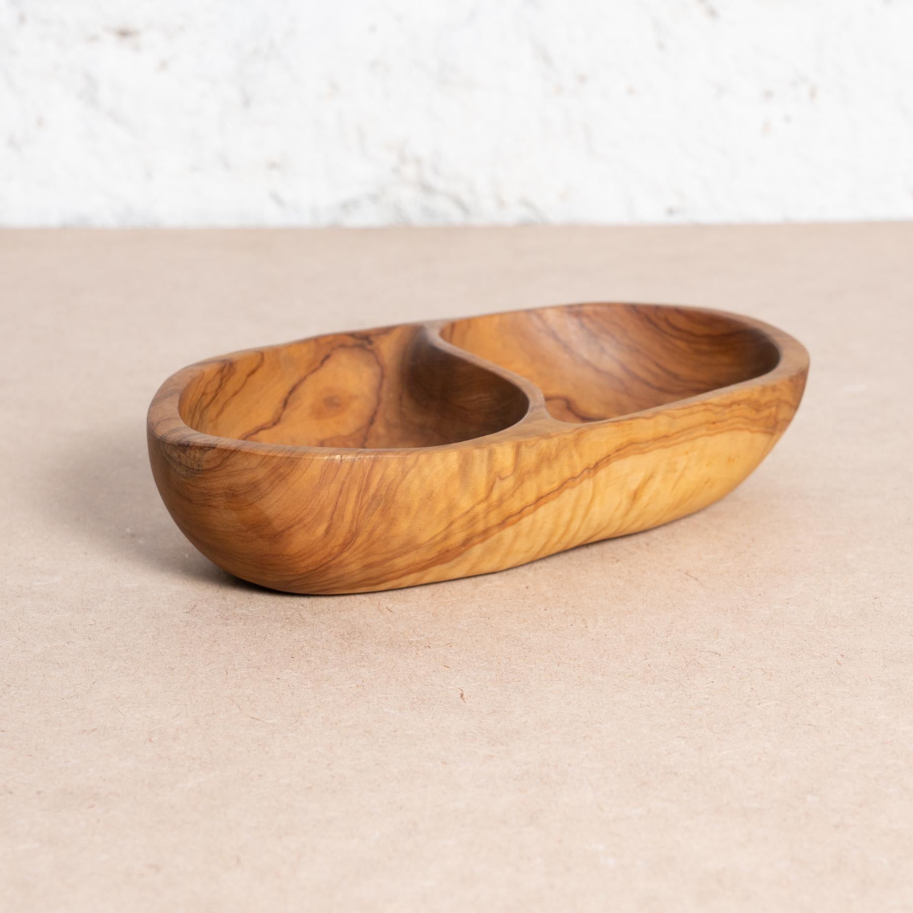 Bol fabriqué à la main en bois d'olivier.    Par Creaciones Fimfa en Espagne.    Signé    En bon état d'origine avec une usure mineure conforme à l'âge et à l'utilisation, préservant une belle patine.        