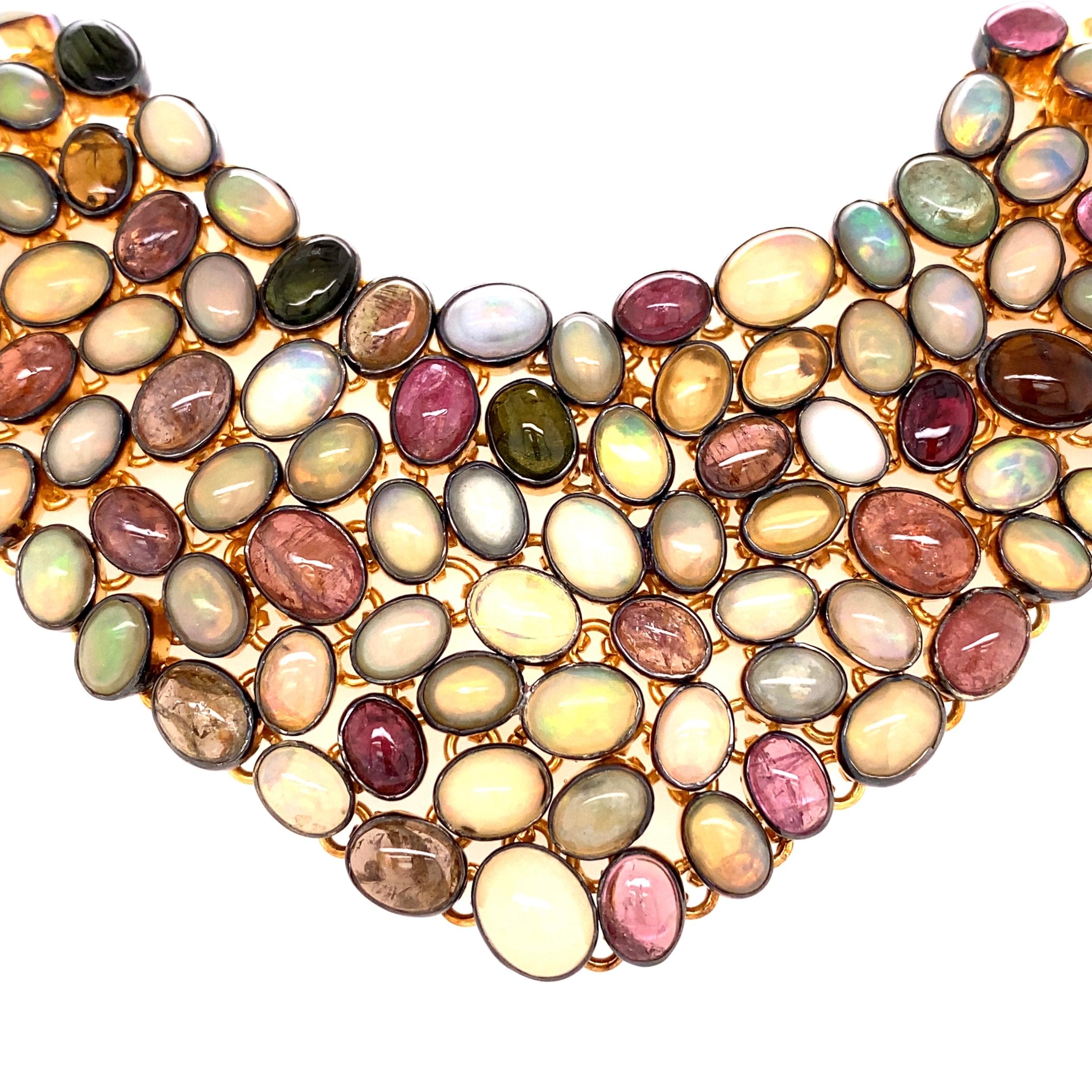 Superbe collier à bavette signé Mondrian avec une opale africaine de 63 ctw et une tourmaline de 59 ctw, montées à la main sur de l'or jaune et de l'argent sterling. Le collier mesure environ 18