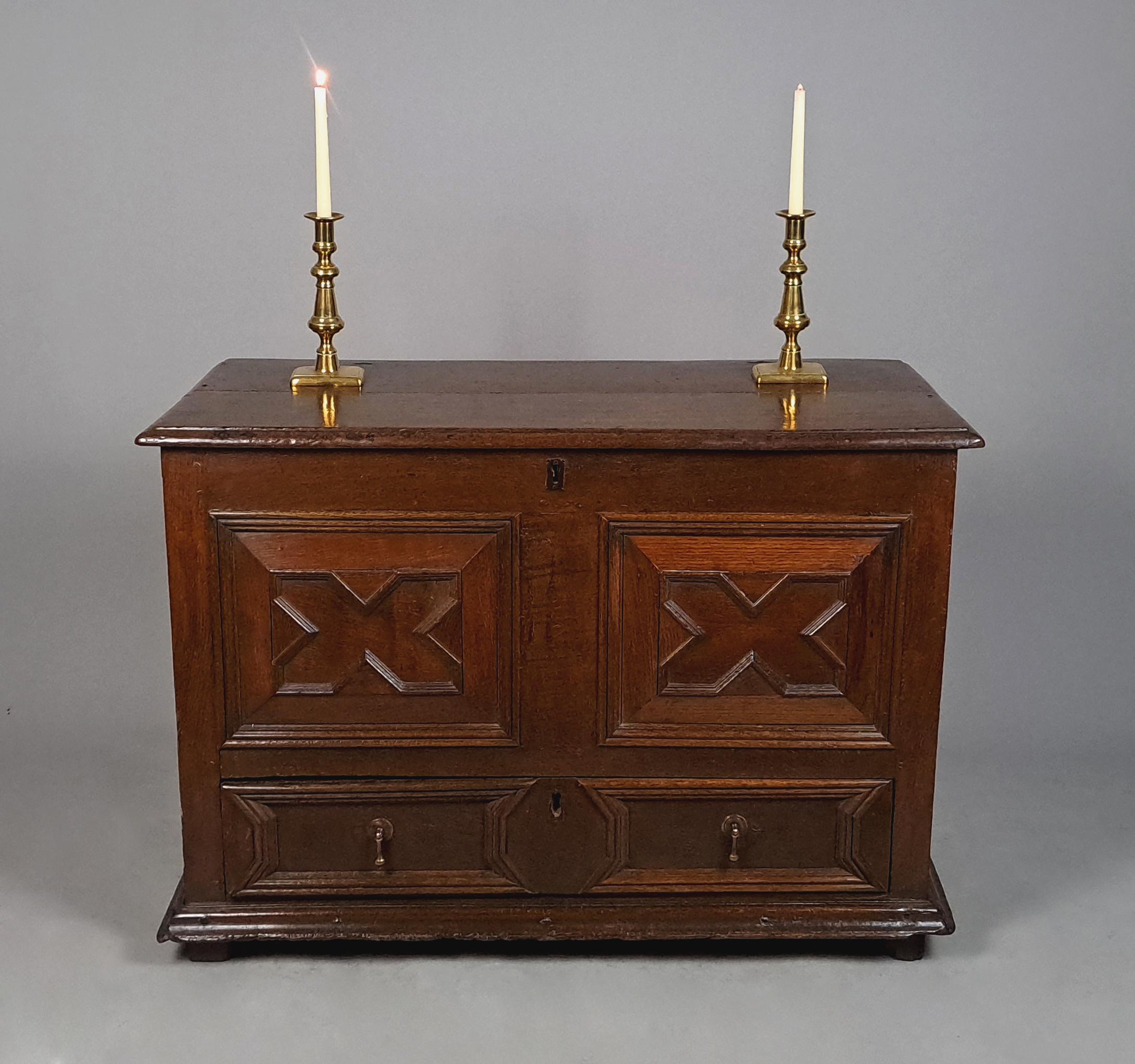 Carlo II Signed Original Period Charles II Oak Mule Chest c. 1665 in vendita