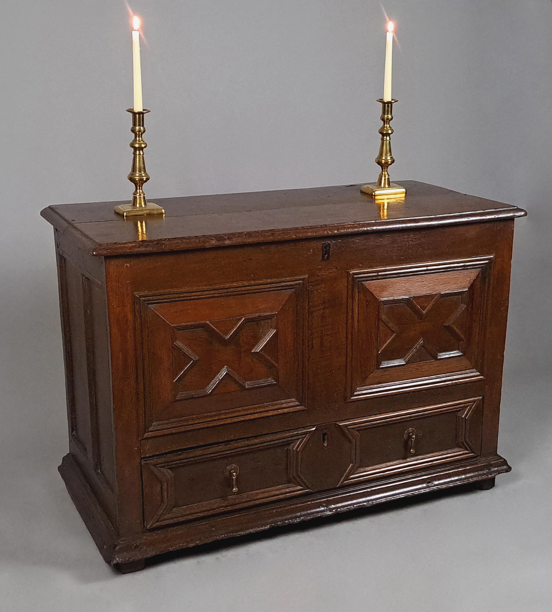 Signed Original Period Charles II Oak Mule Chest c. 1665 In condizioni buone in vendita a Heathfield, GB