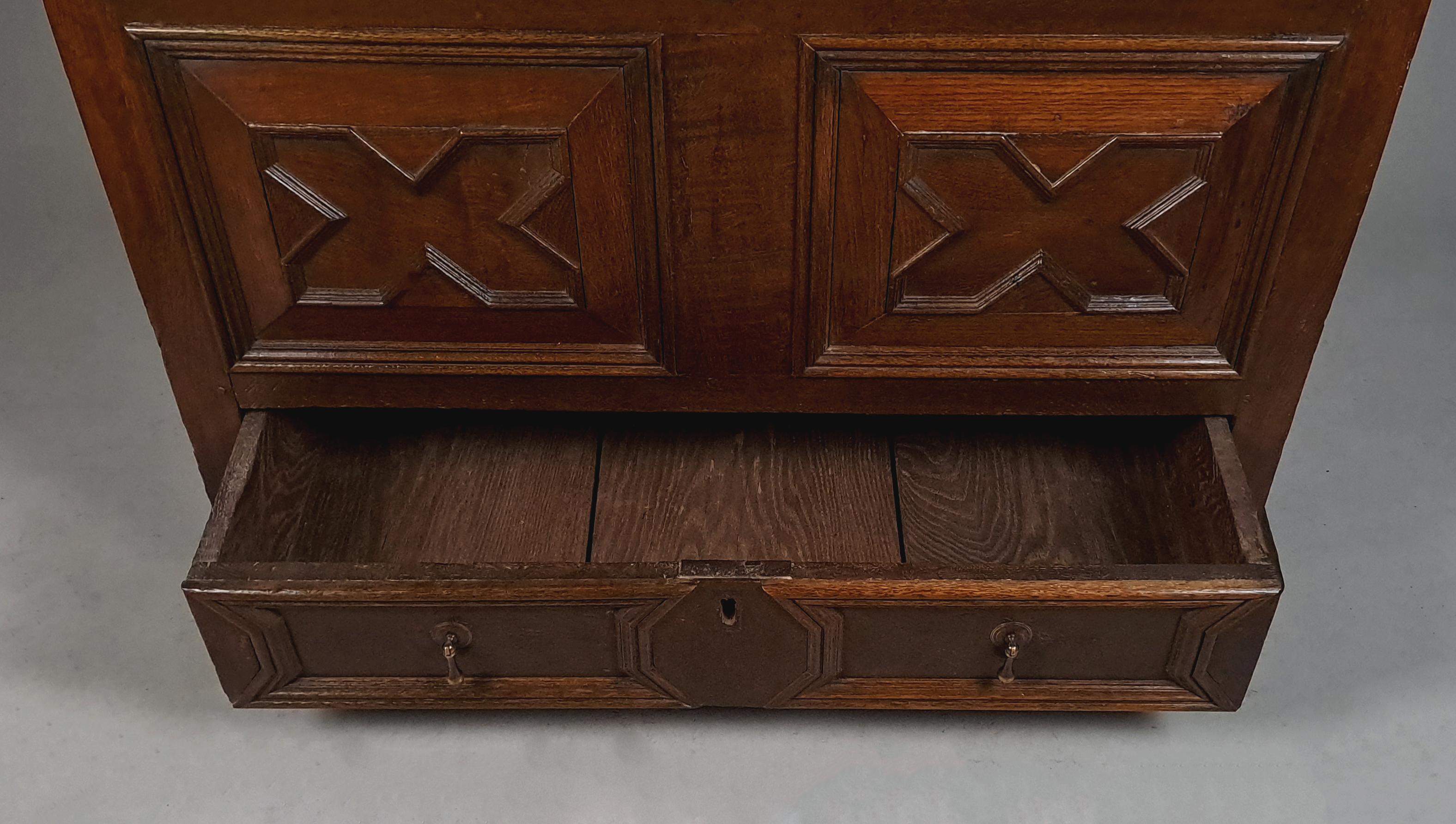Signed Original Period Charles II Oak Mule Chest c. 1665 in vendita 1