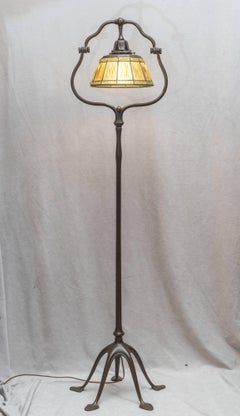 Lampe à pied style harpe signée Tiffany Studios avec abat-jour en lin plissé