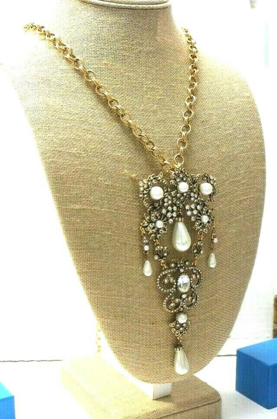 Stunning Signed Oscar de la Renta Haute Couture cable link Necklace suspending a Beautifully crafted Faux Pearl and Sparkling Crystal Pin/Pendant. Necklace measures approx. 33 inches long including dangling faux Pearl Pin/Pendant, measuring approx.