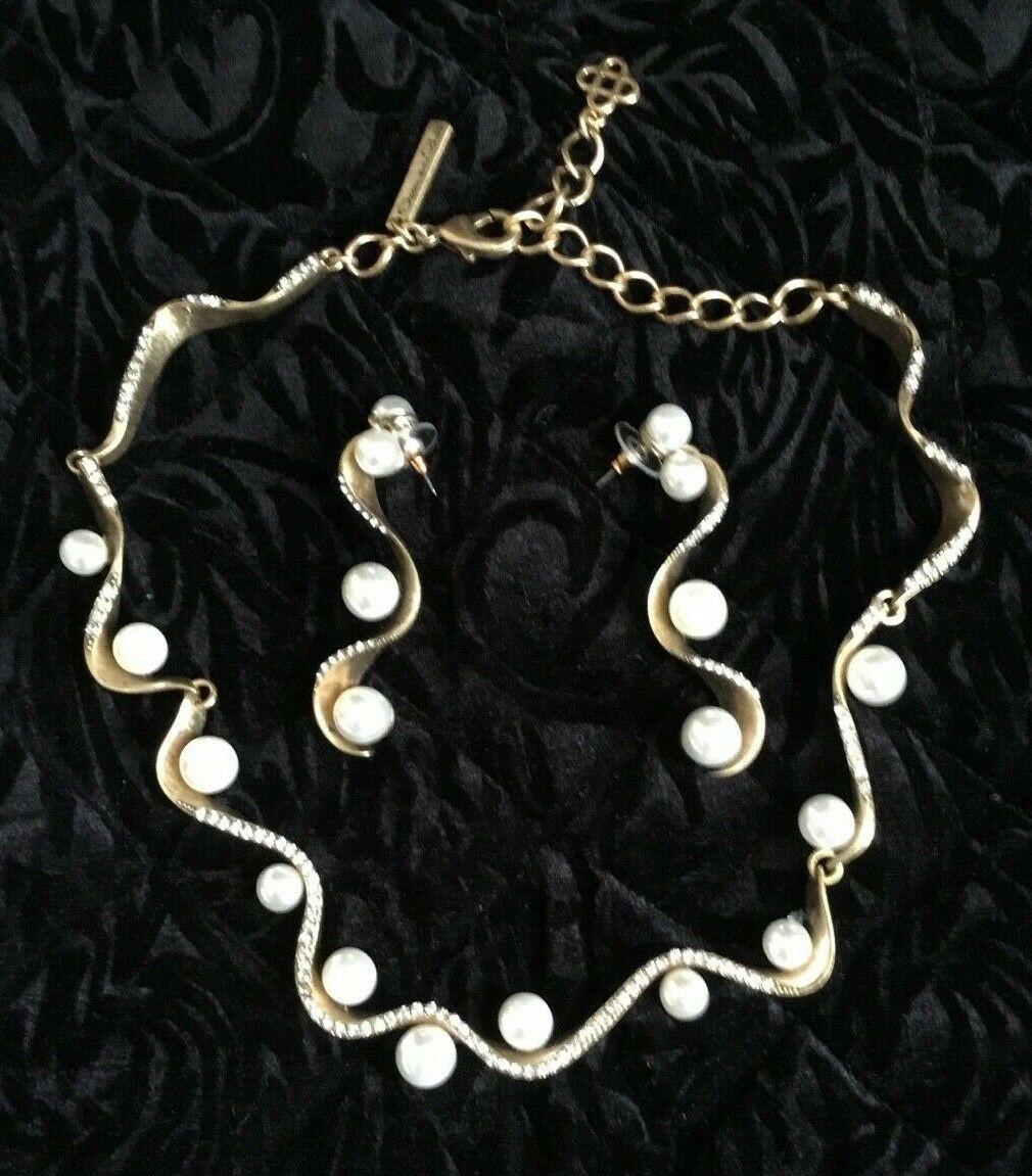 Magnifique collier en fausses perles signé Oscar de la Renta, orné de minuscules cristaux, et boucles d'oreilles assorties. Le collier mesure environ 14