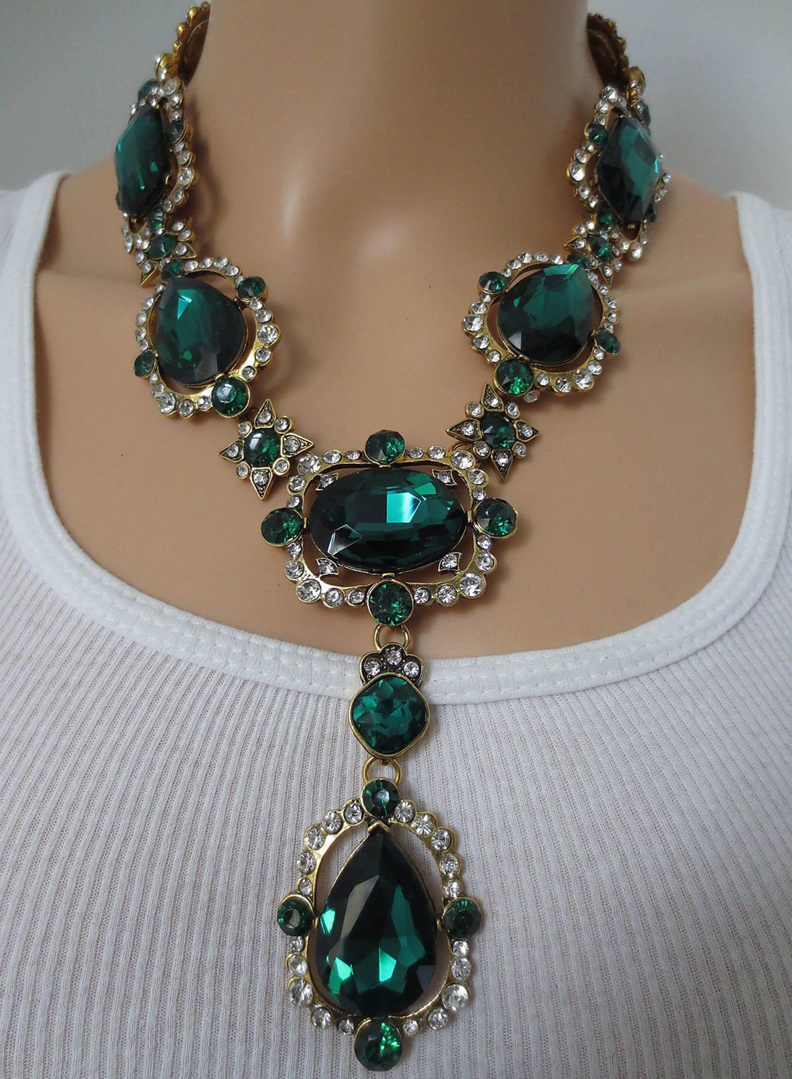 Beautiful Chunky signed Oscar de la Renta Faux Green Emerald crystal Statement necklace; approx. 20.5