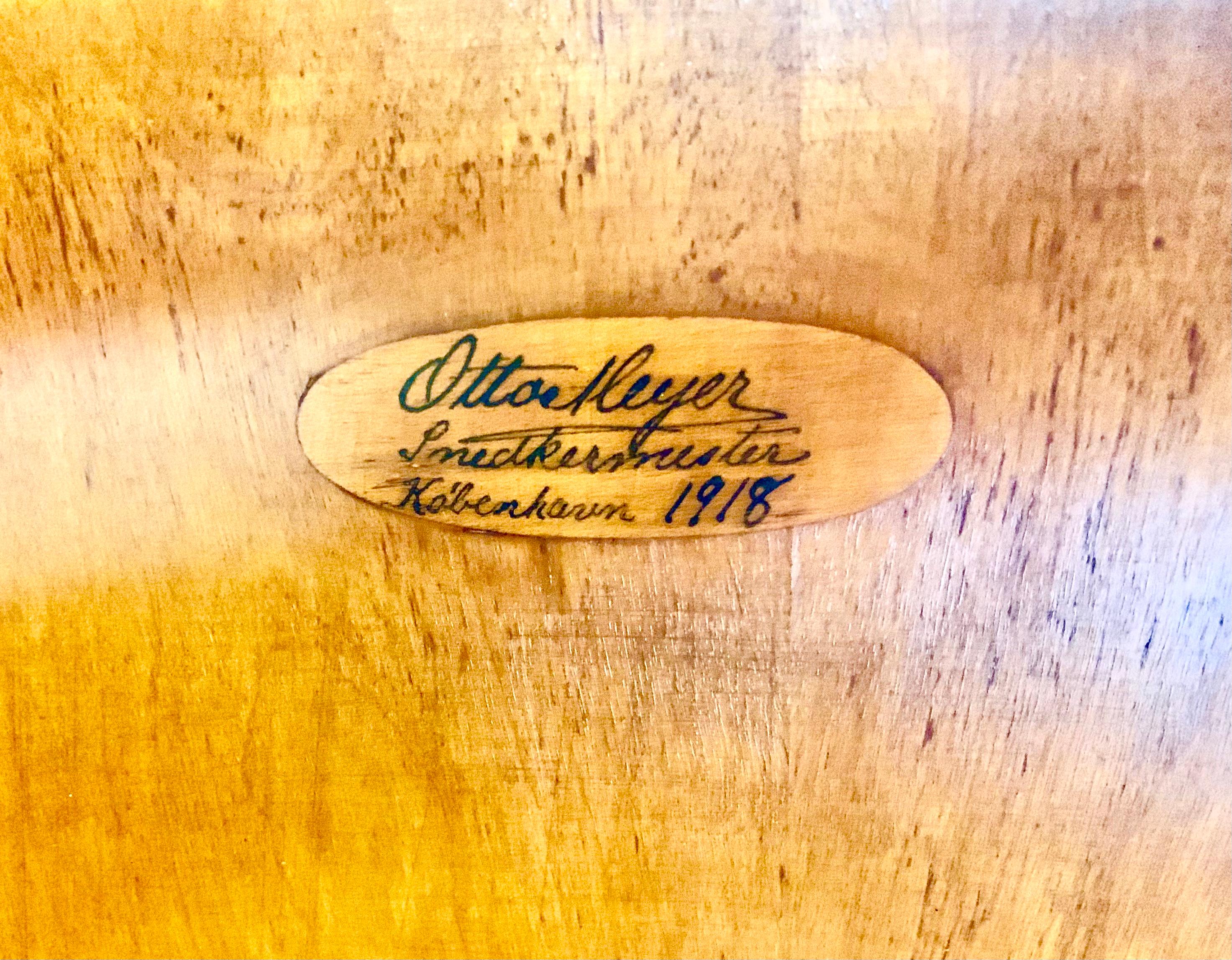 Remarquable buffet/bar en bouleau figuré demi-lune signé Otto Meyer, Snedkermester, Meyer, 1918.
Il comprend un grand tiroir supérieur central flanqué d'une paire de tiroirs latéraux en demi-lune, au-dessus d'un compartiment de rangement encastré à
