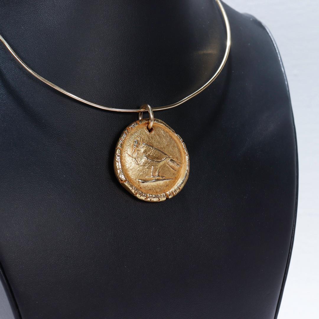 Collier pendentif oiseau de profil en or 14 carats d'après Pablo Picasso en vente 2