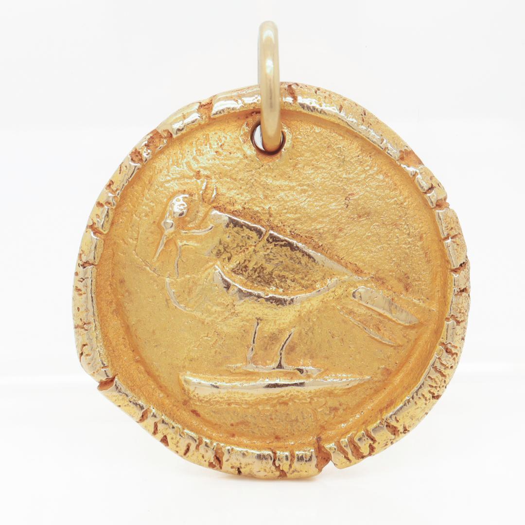 Collier pendentif oiseau de profil en or 14 carats d'après Pablo Picasso en vente 4