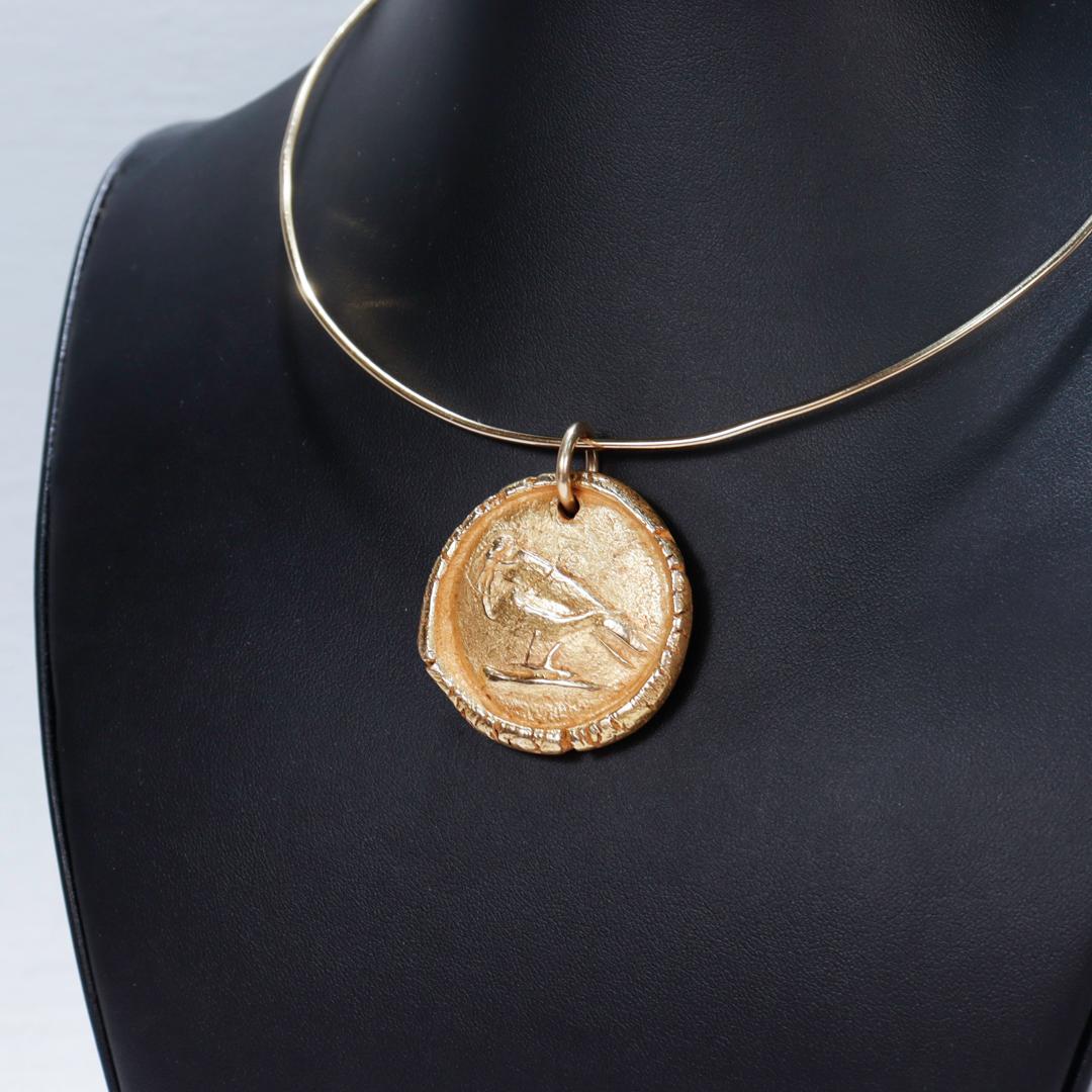 Collier pendentif oiseau de profil en or 14 carats d'après Pablo Picasso Unisexe en vente