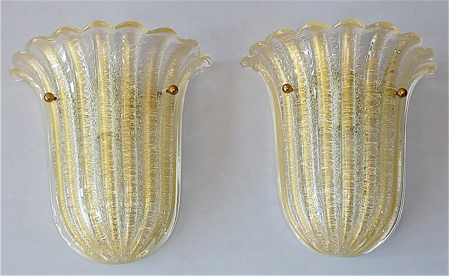 Fabulous pair of signed Barovier & Toso organic tulip leaf sconces or wall lights Murano, Italy circa 1970s. The hand-crafted classical art glass wall lamps have a beautiful tulip shape and they are made in 