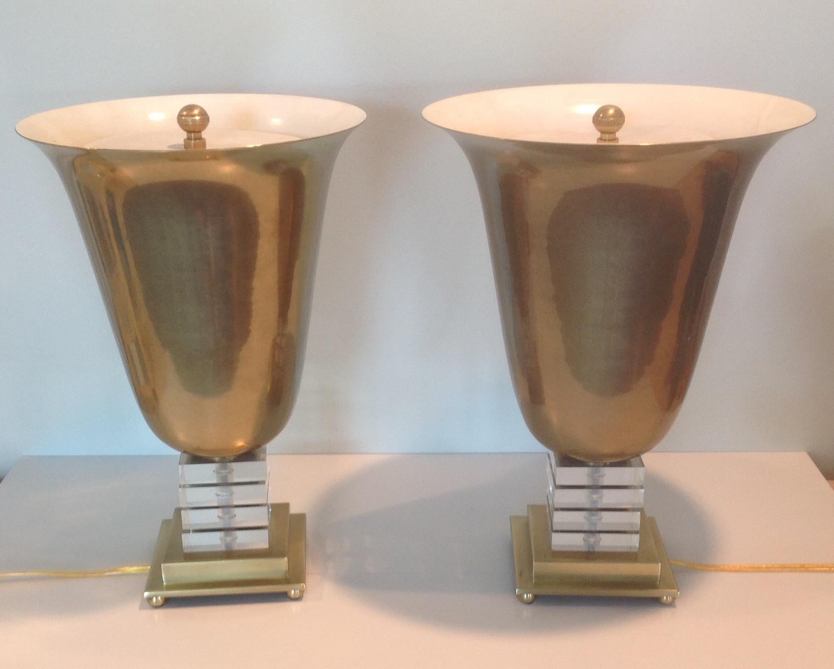 Mid-Century Modern Paire de lampes en forme d'urne signées Frederick Cooper en laiton et Lucite en vente
