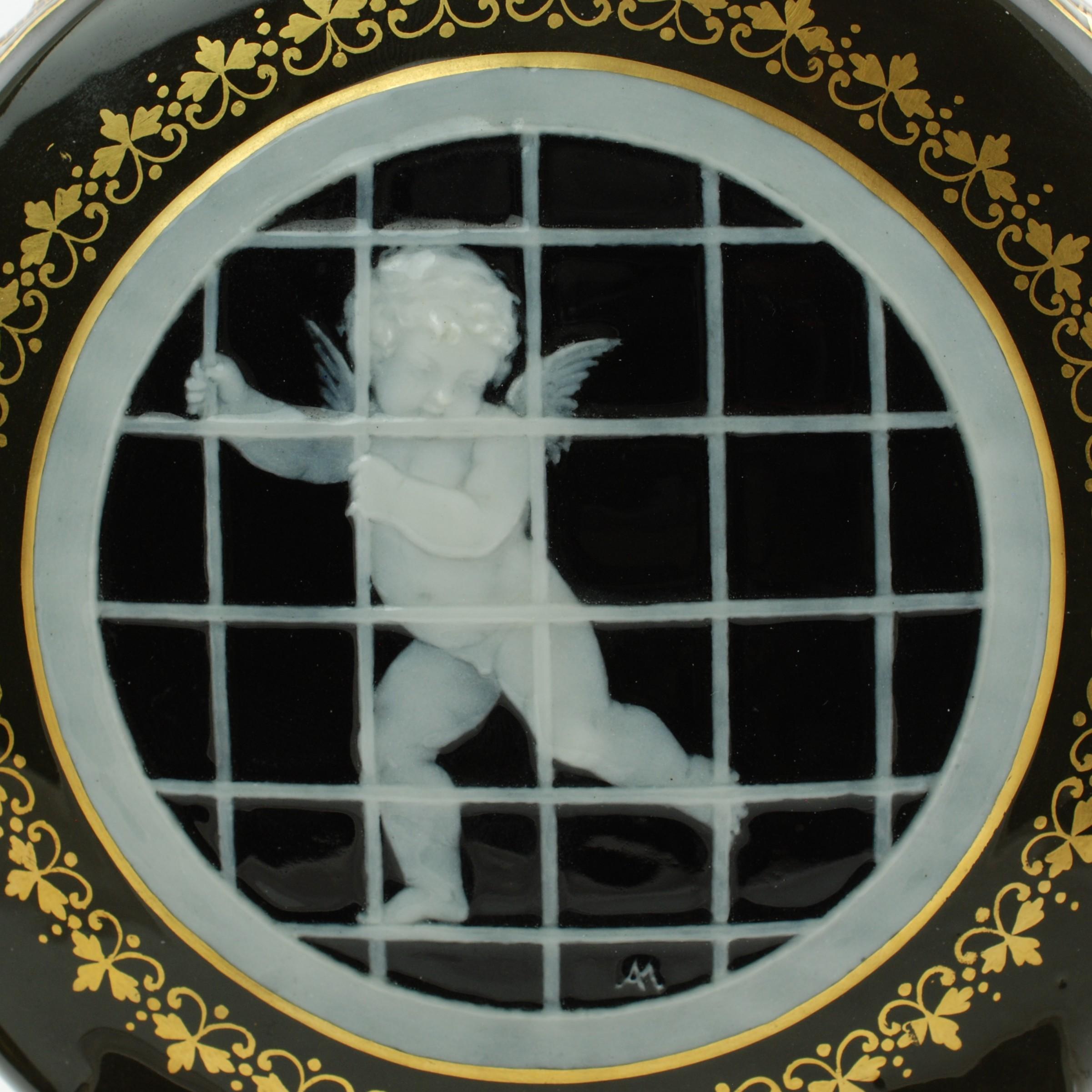 Porcelaine Paire de vases flaques de lune à pieds en cage Putti signés Mintons Pate-Sur-Pate en vente