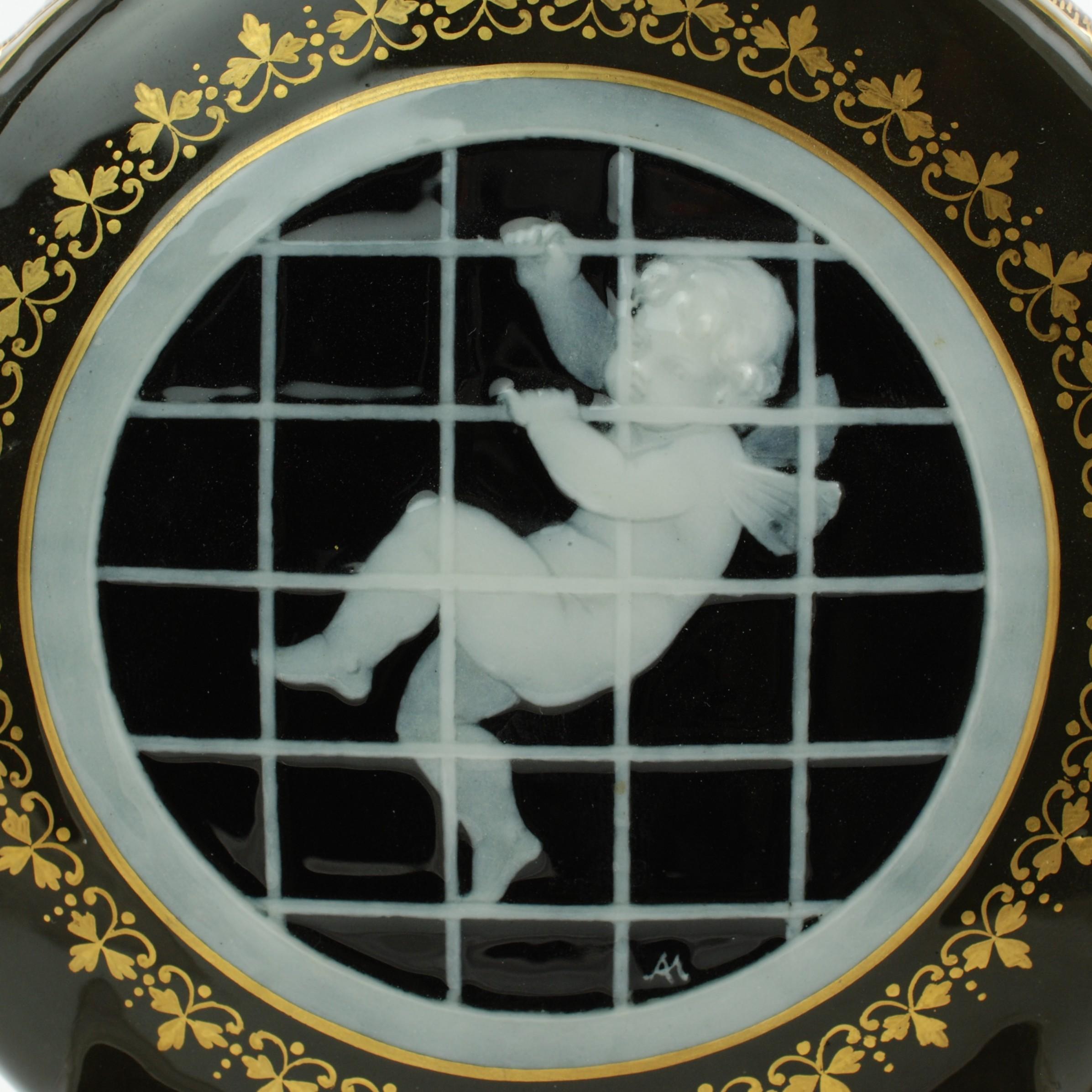 Paire de vases flaques de lune à pieds en cage Putti signés Mintons Pate-Sur-Pate en vente 1