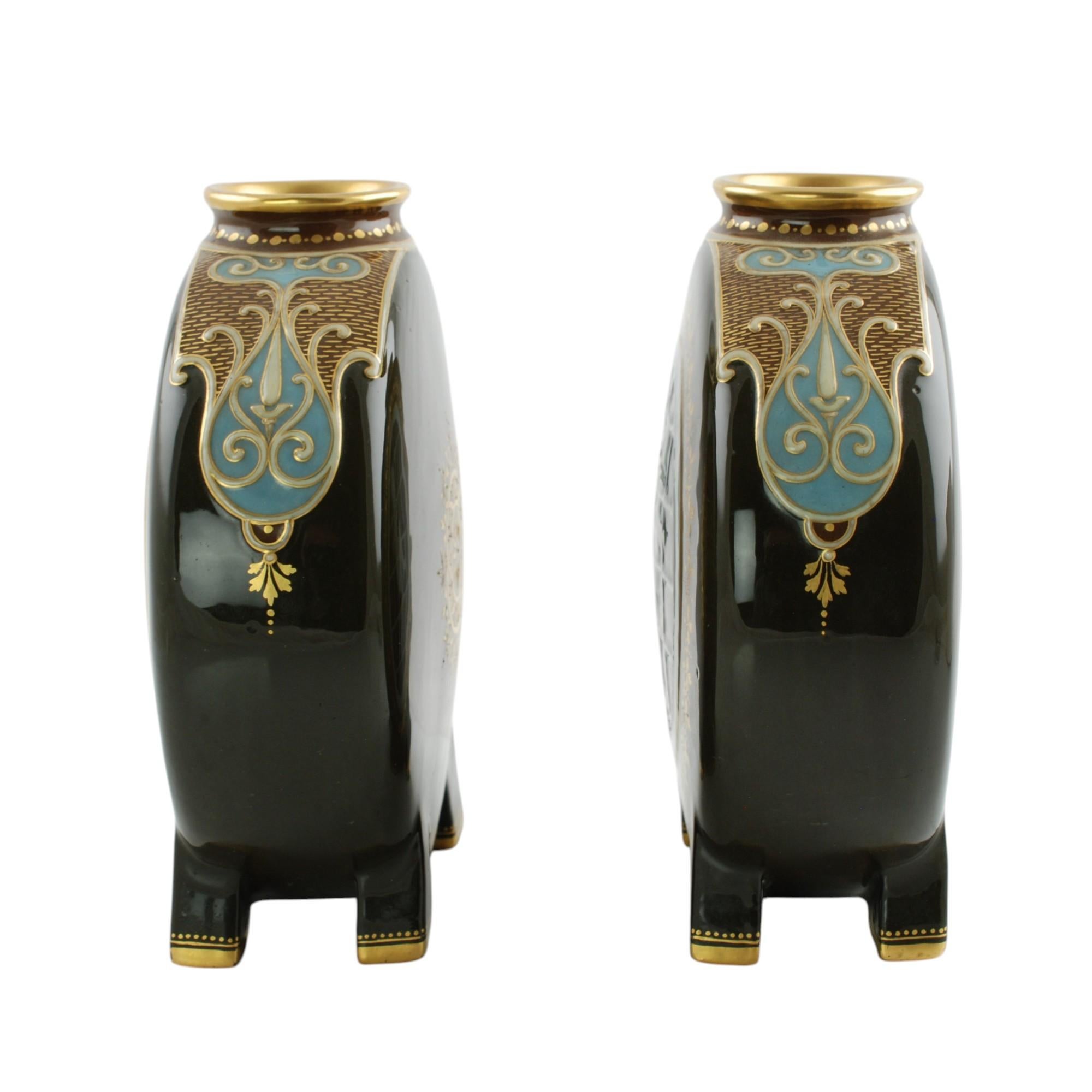 Néoclassique Paire de vases flaques de lune à pieds en cage Putti signés Mintons Pate-Sur-Pate en vente