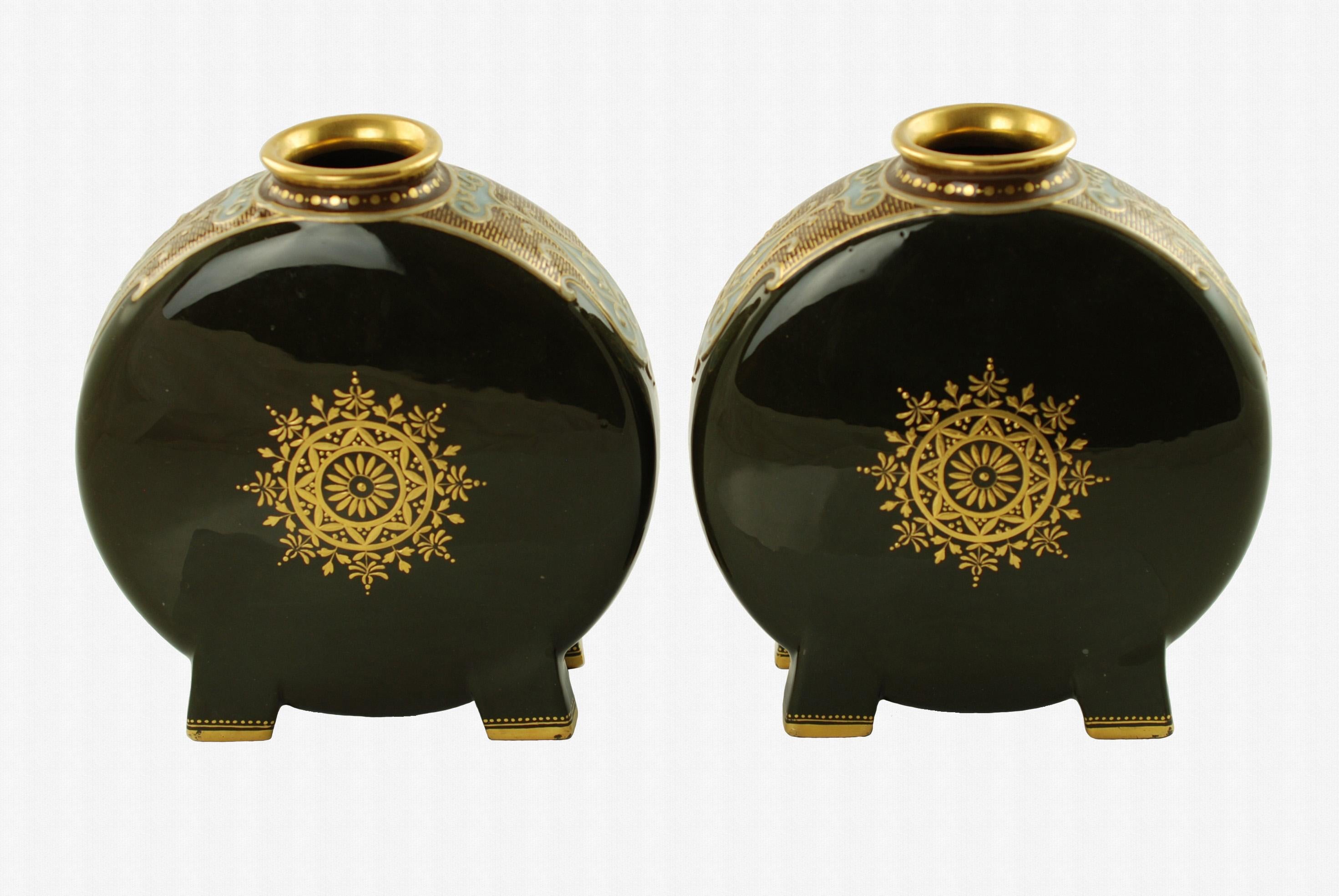 Paar vergoldete Mintons Pate-Sur-Pate Käfig-Vasen mit Puttenfüßen und Mondschliff (Englisch) im Angebot