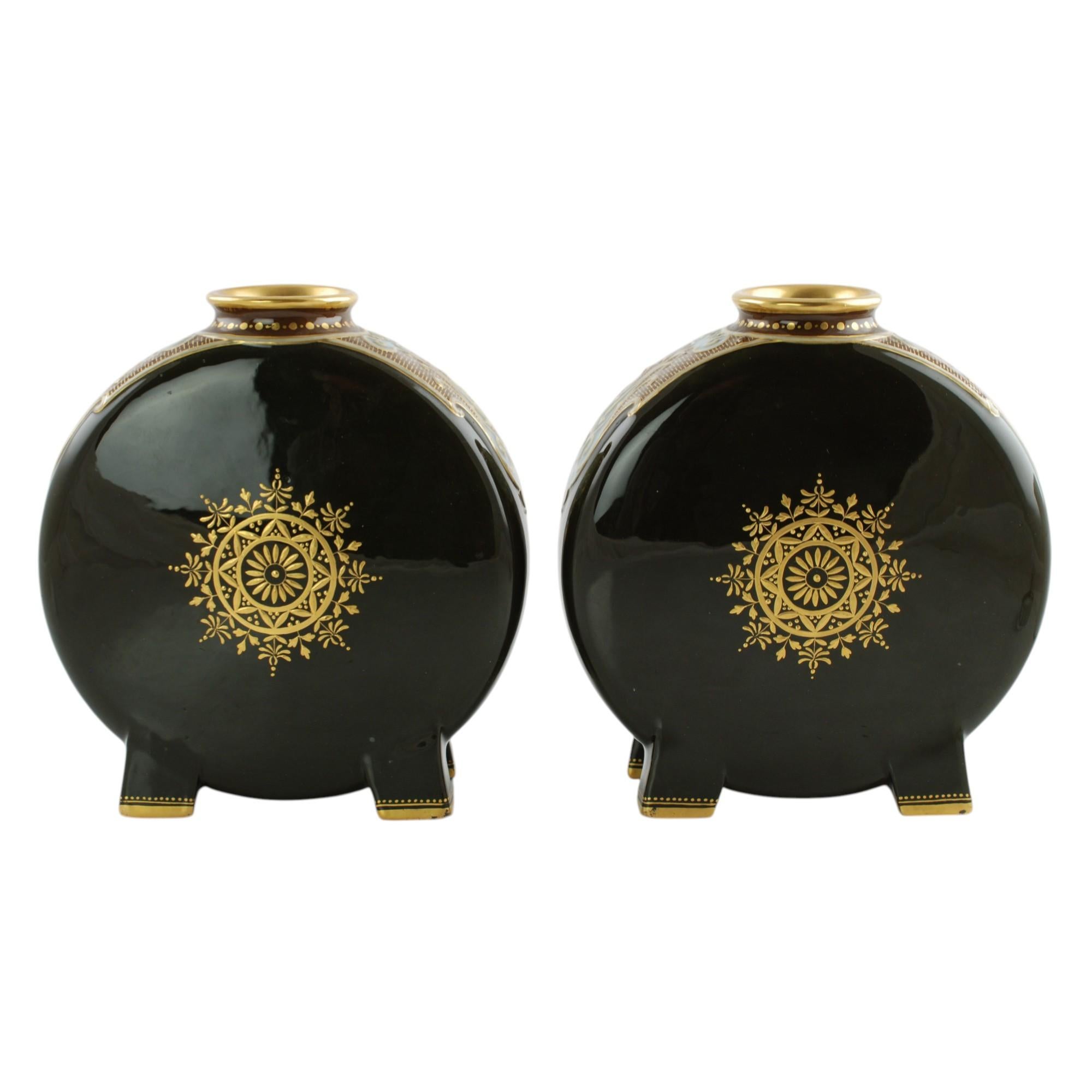 Anglais Paire de vases flaques de lune à pieds en cage Putti signés Mintons Pate-Sur-Pate en vente