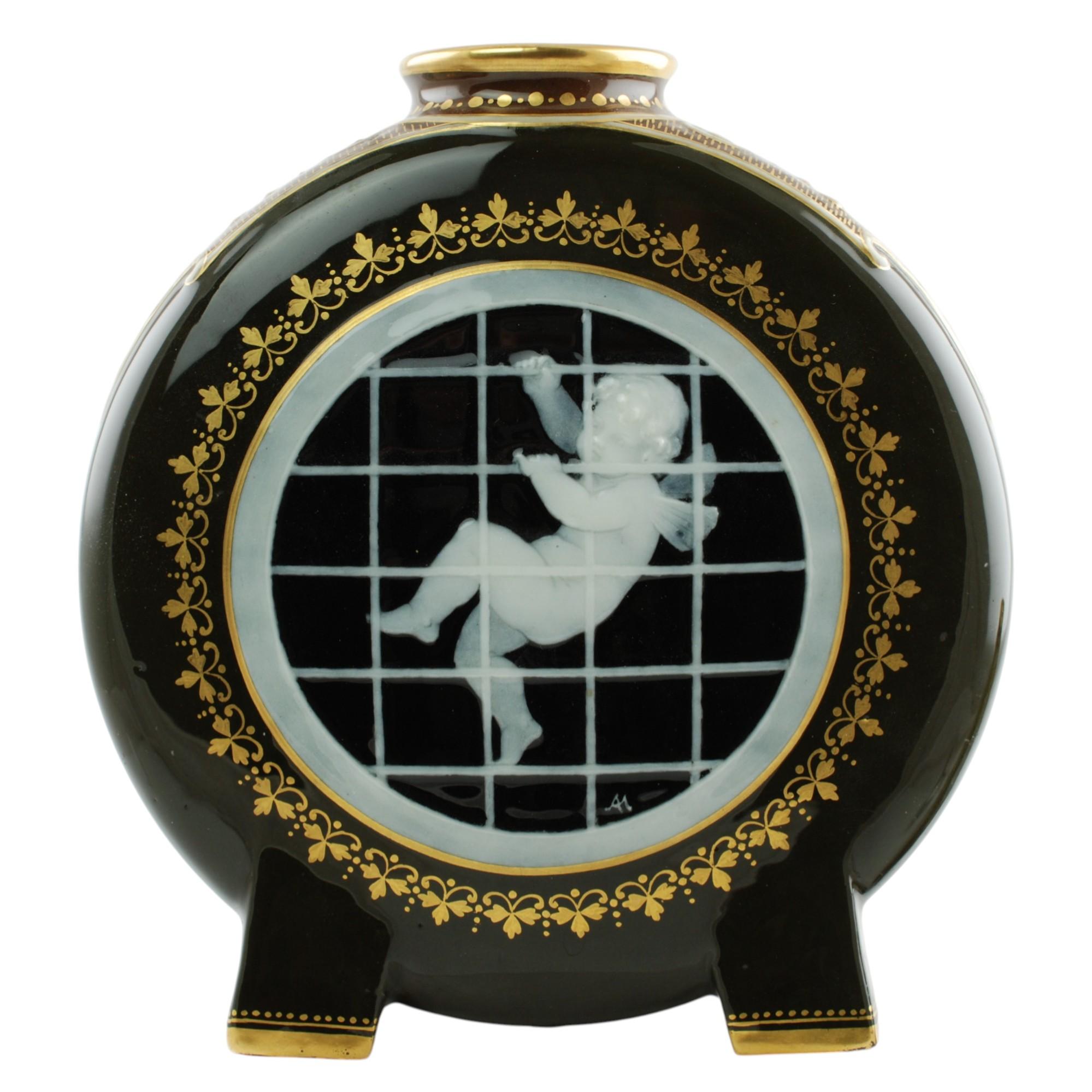 Fin du XIXe siècle Paire de vases flaques de lune à pieds en cage Putti signés Mintons Pate-Sur-Pate en vente