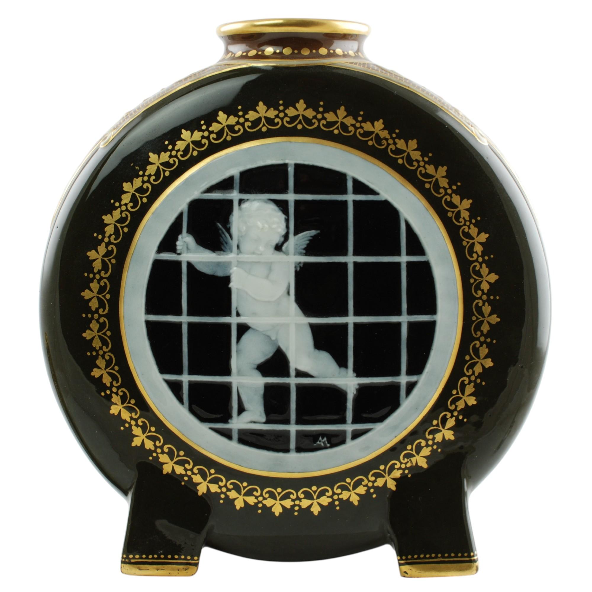 Paire de vases flaques de lune à pieds en cage Putti signés Mintons Pate-Sur-Pate Bon état - En vente à Cincinnati, OH