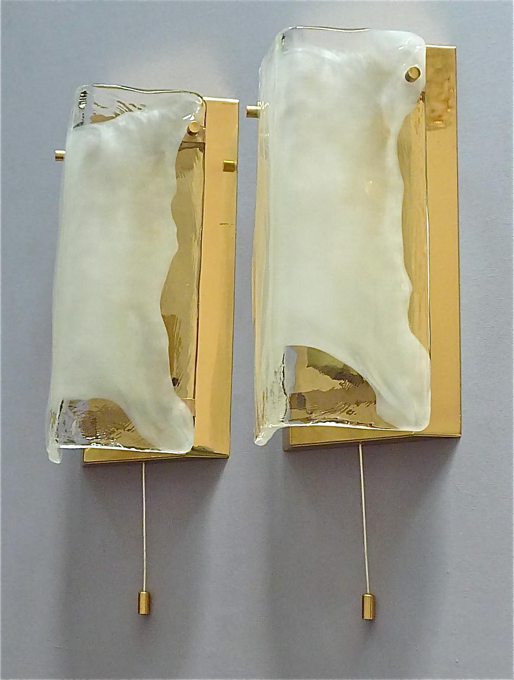 Paire de bijoux signés J.T. Appliques Kalmar en laiton doré et verre de Murano blanc, Autriche, années 1970 Bon état - En vente à Nierstein am Rhein, DE