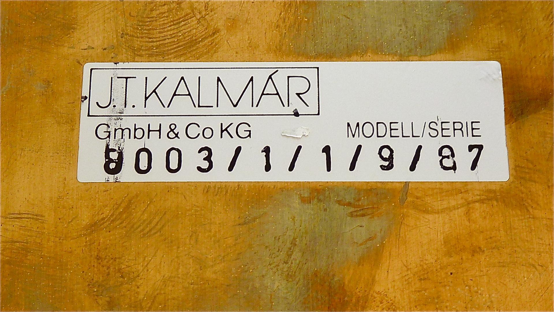 Signiertes Paar J.T.-Sessel Kalmar Wandleuchter Vergoldetes Messing Weißes Muranoglas Österreich, 1970er im Angebot 1