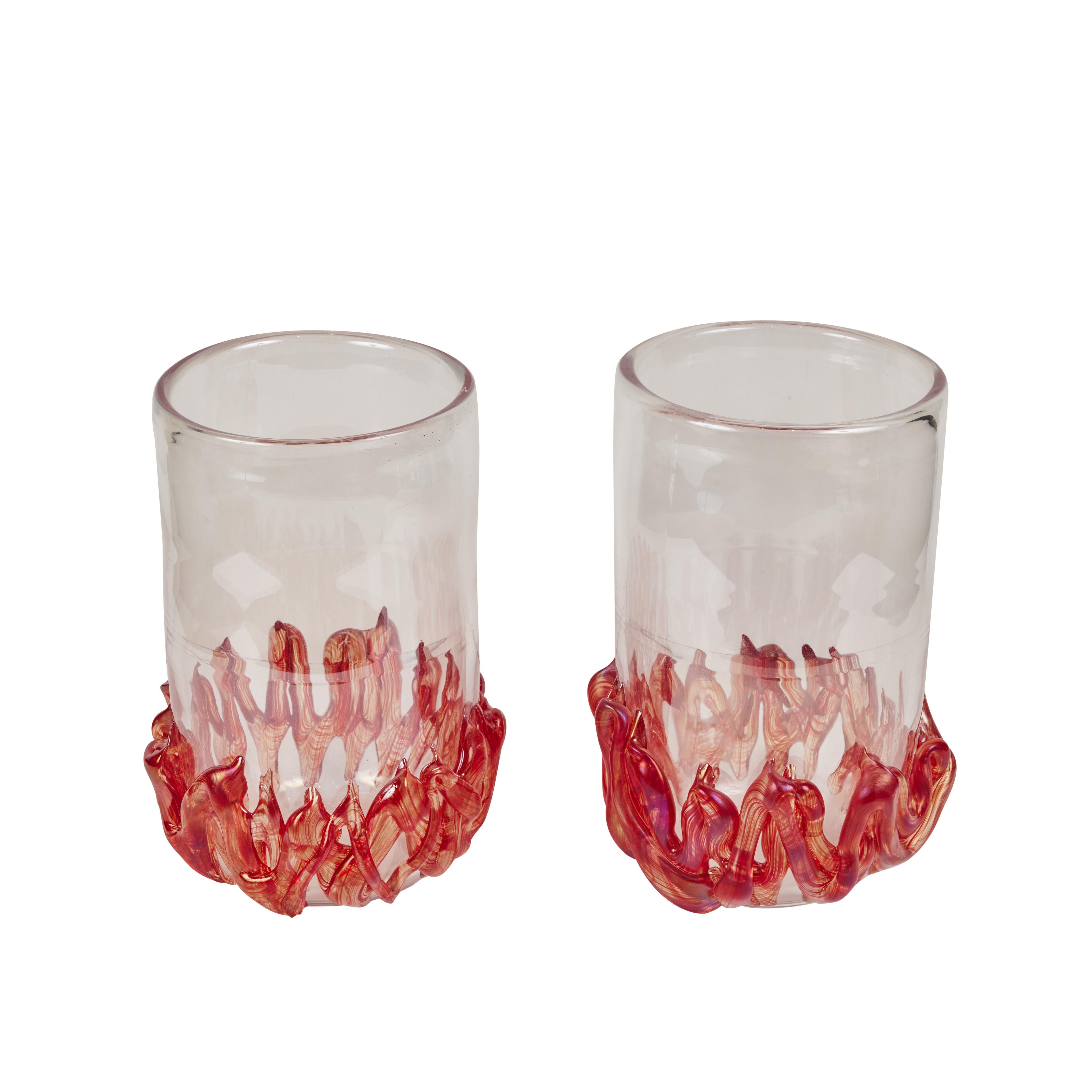 Paire de vases en verre transparent de Murano, ornés de flammes en verre rouge panaché.  Signé en bas.