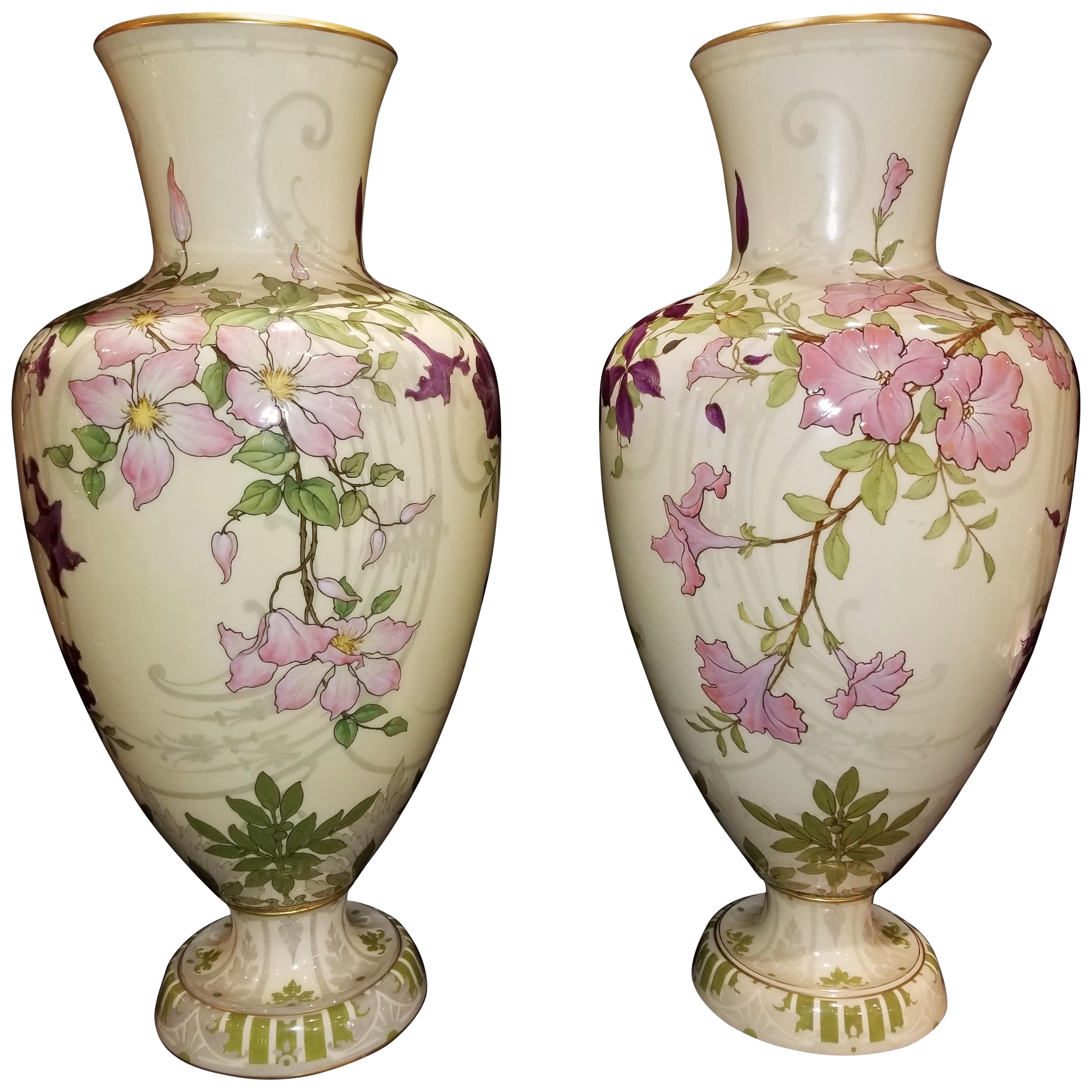Signiertes Paar Vasen aus Sèvres 'Dritte Republik' Pate Nouvelle mit blassgelbem Grund