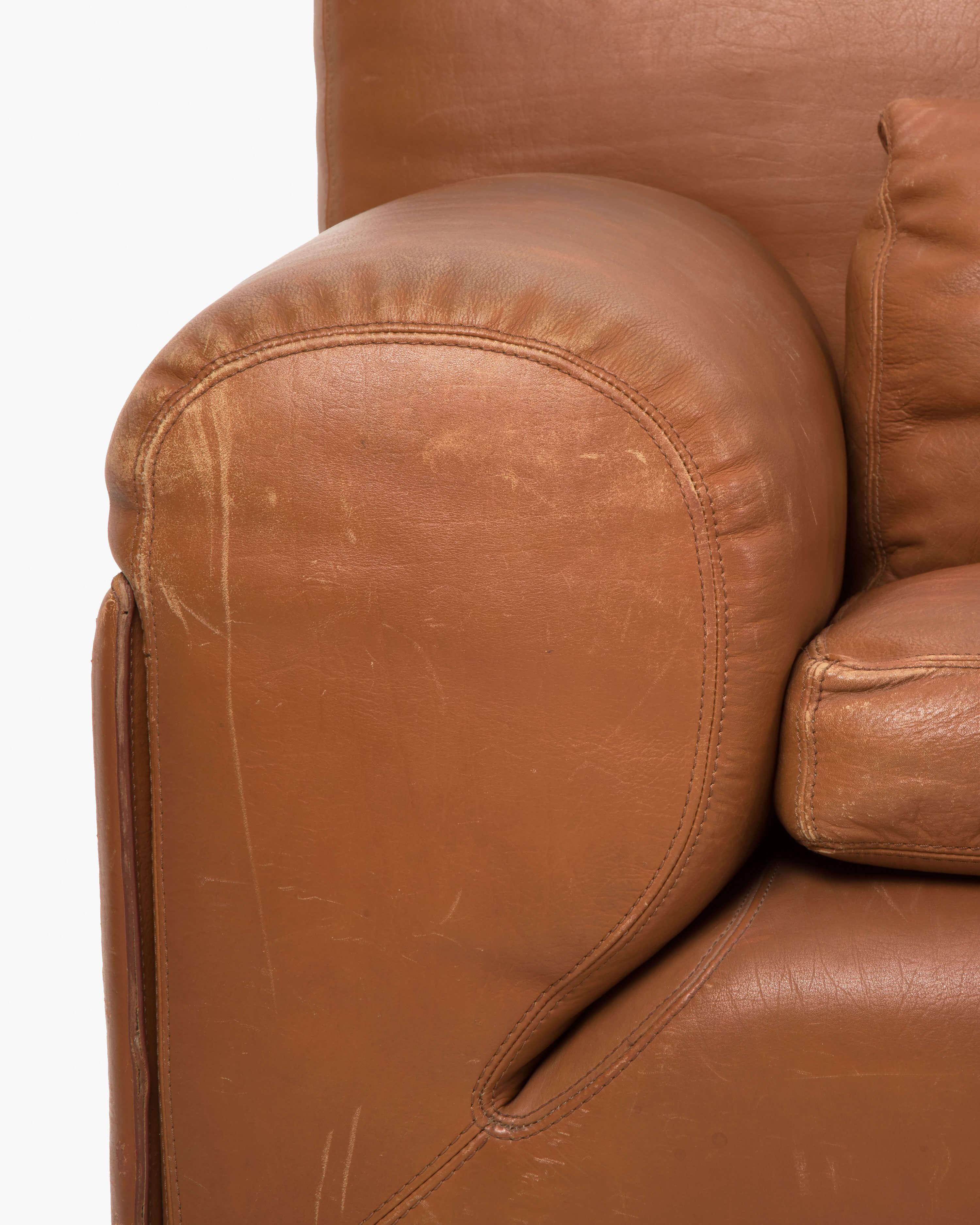 Signed Pair of Touche Leather Armchairs by Rossi di Albizzate, circa 1970 For Sale 2