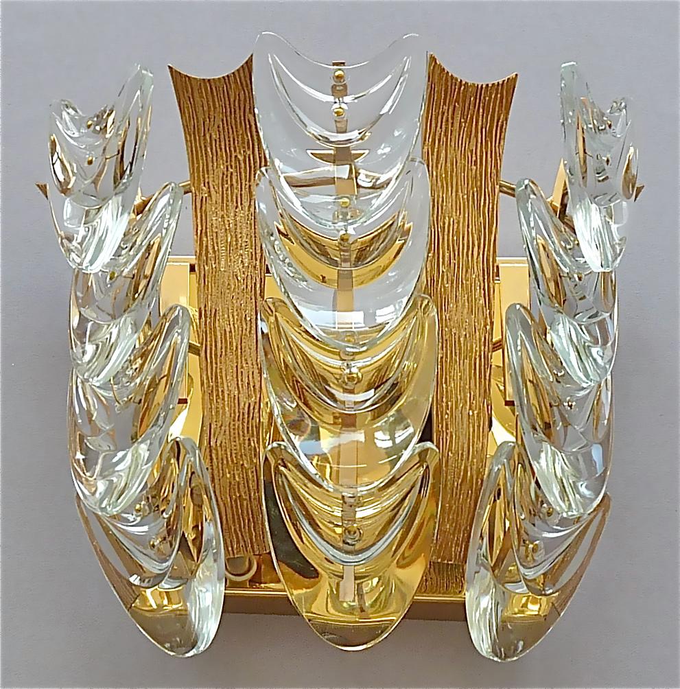 A beautiful wall light or sconce by Palwa, Germany, circa 1960-1970, made of gilt brass and crystal glass. The elegant and chic model is typical for Palwa, highest quality and best materials comparable to Bakalowits and Lobmeyr. This sconce has a