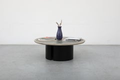 Firmato Paul Kingma Tavolino rotondo in mosaico di cemento con accenti in ottone