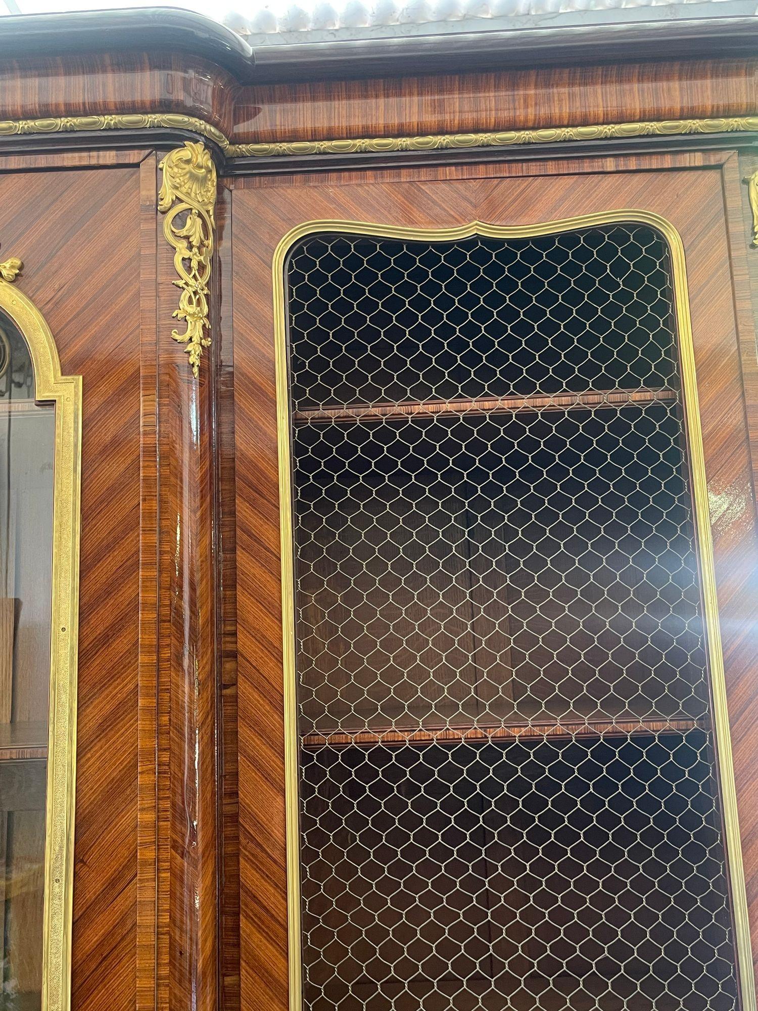 Francese Cabinet / Vitrine a tre ante con montatura in bronzo, firmato Paul Sormani, Francia, XIX C. in vendita