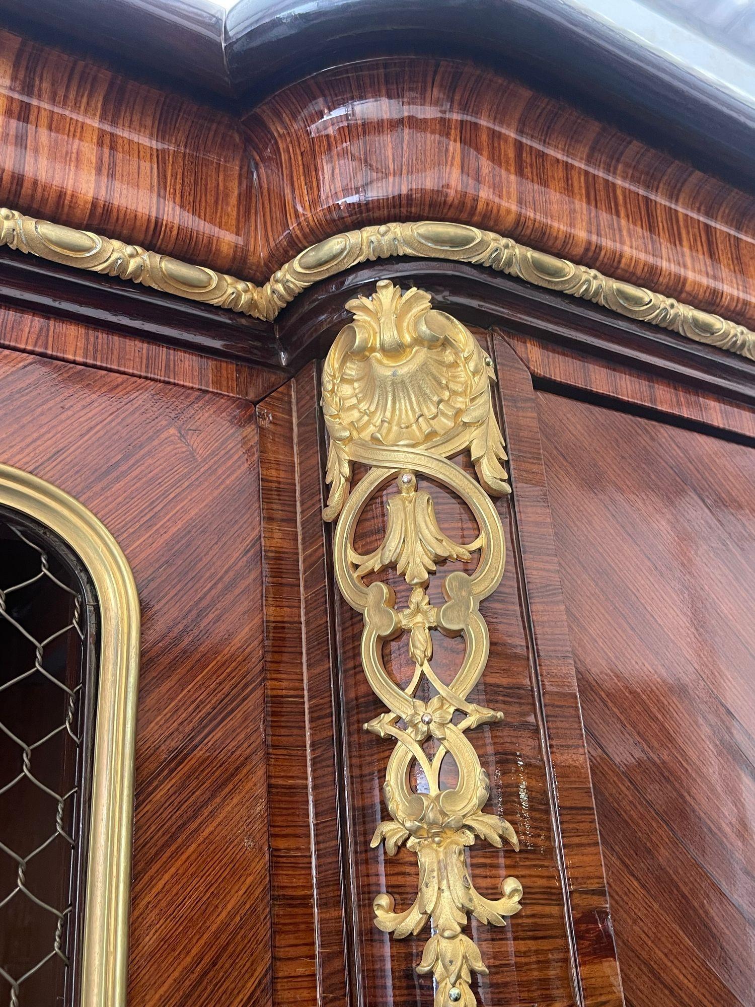 Cabinet / Vitrine a tre ante con montatura in bronzo, firmato Paul Sormani, Francia, XIX C. In condizioni ottime in vendita a Los Angeles, CA