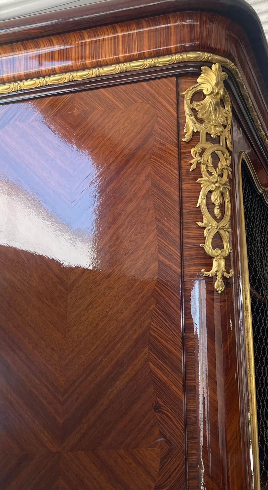 XIX secolo Cabinet / Vitrine a tre ante con montatura in bronzo, firmato Paul Sormani, Francia, XIX C. in vendita