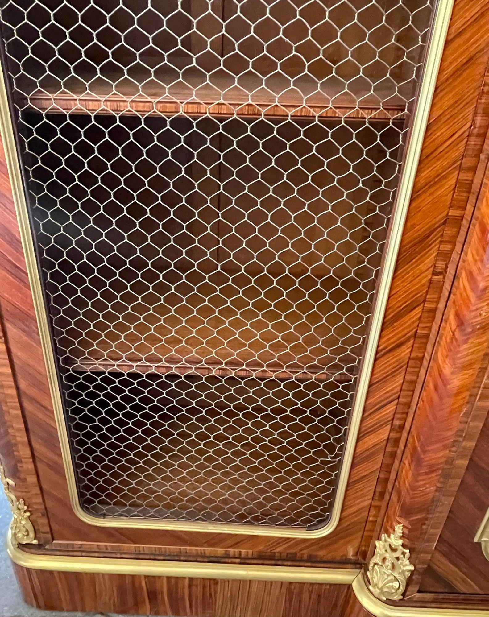 Cabinet / Vitrine a tre ante con montatura in bronzo, firmato Paul Sormani, Francia, XIX C. in vendita 1