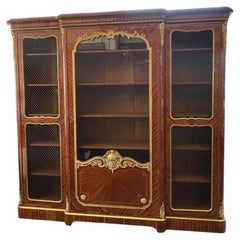 Cabinet / Vitrine a tre ante con montatura in bronzo, firmato Paul Sormani, Francia, XIX C.