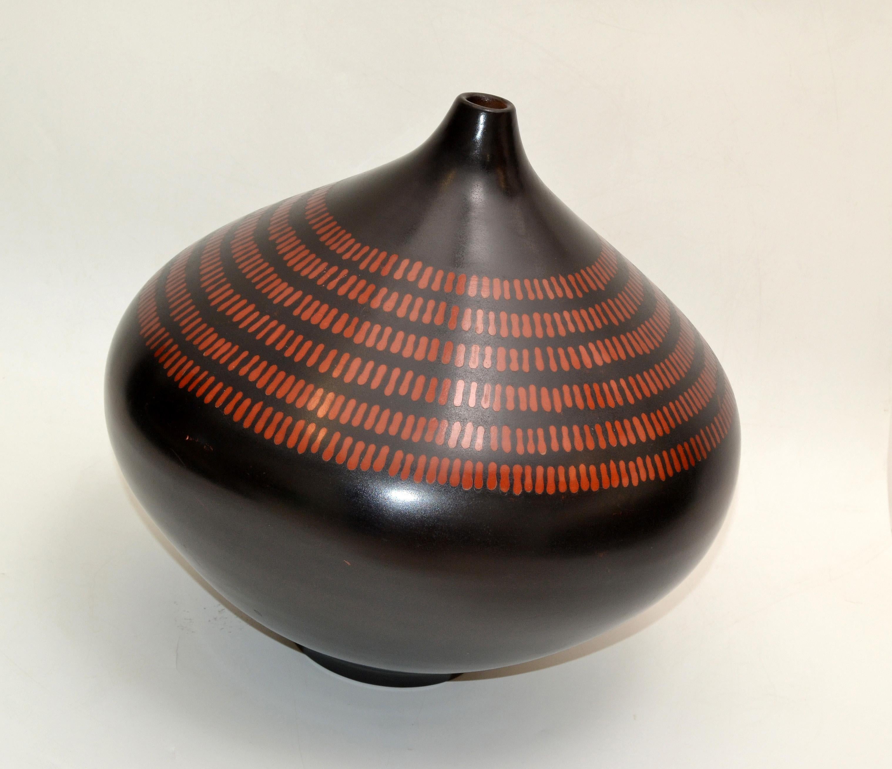 Signed Peruvian Urn Shape Studio Piece Black & Brown Ceramic Vase Pottery 1970 For Sale 3