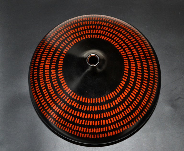Signed Peruvian Urn Shape Studio Piece Black & Brown Ceramic Vase, Pottery In Good Condition For Sale In Miami, FL