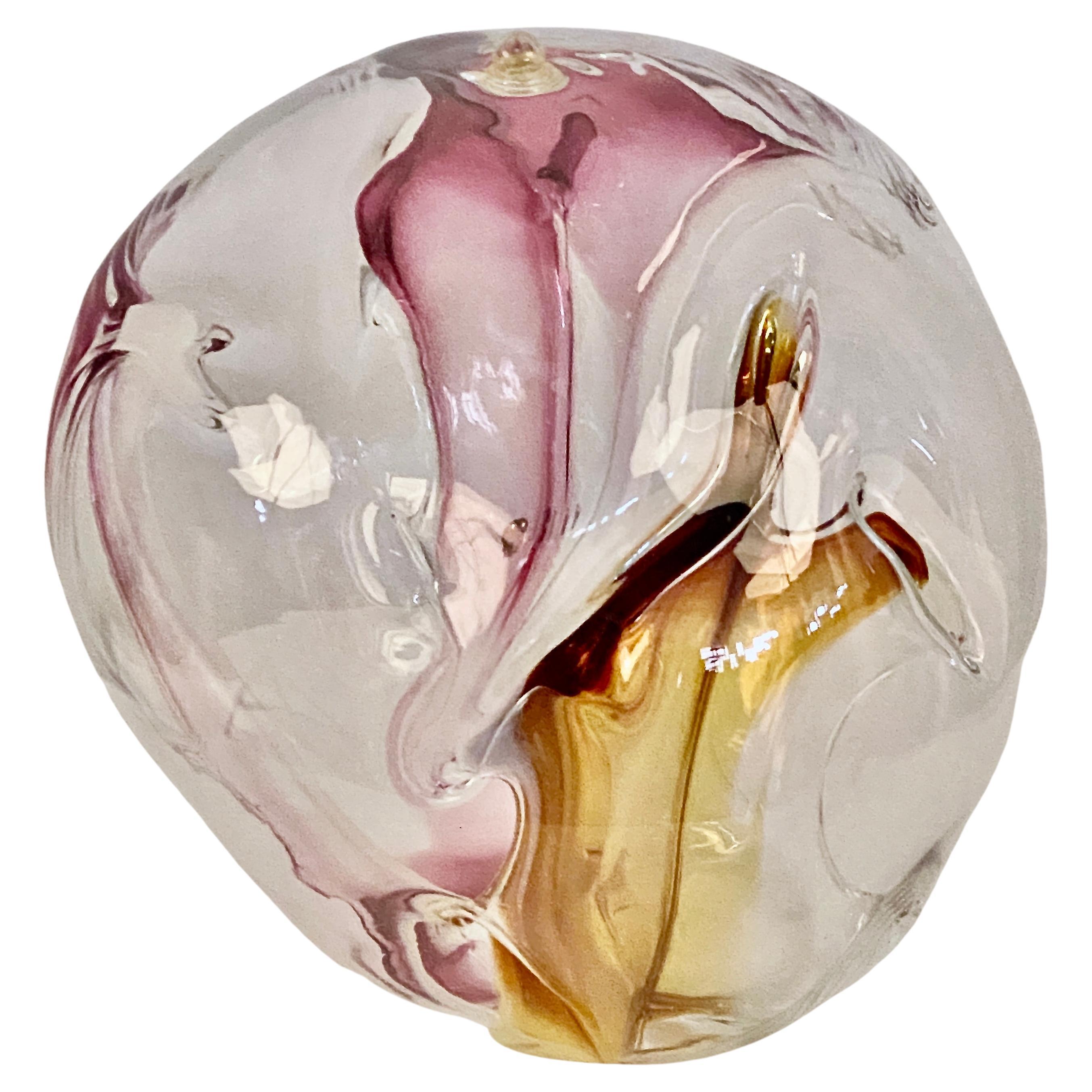Peter Bramhall (geb. 1942) ist ein amerikanischer postmoderner Studiokünstler, der für seine unverwechselbaren abstrakten Glaskugelskulpturen bekannt ist, die im Inneren organische Glasformen in leuchtenden Farben aufweisen. Dieses Exemplar hat