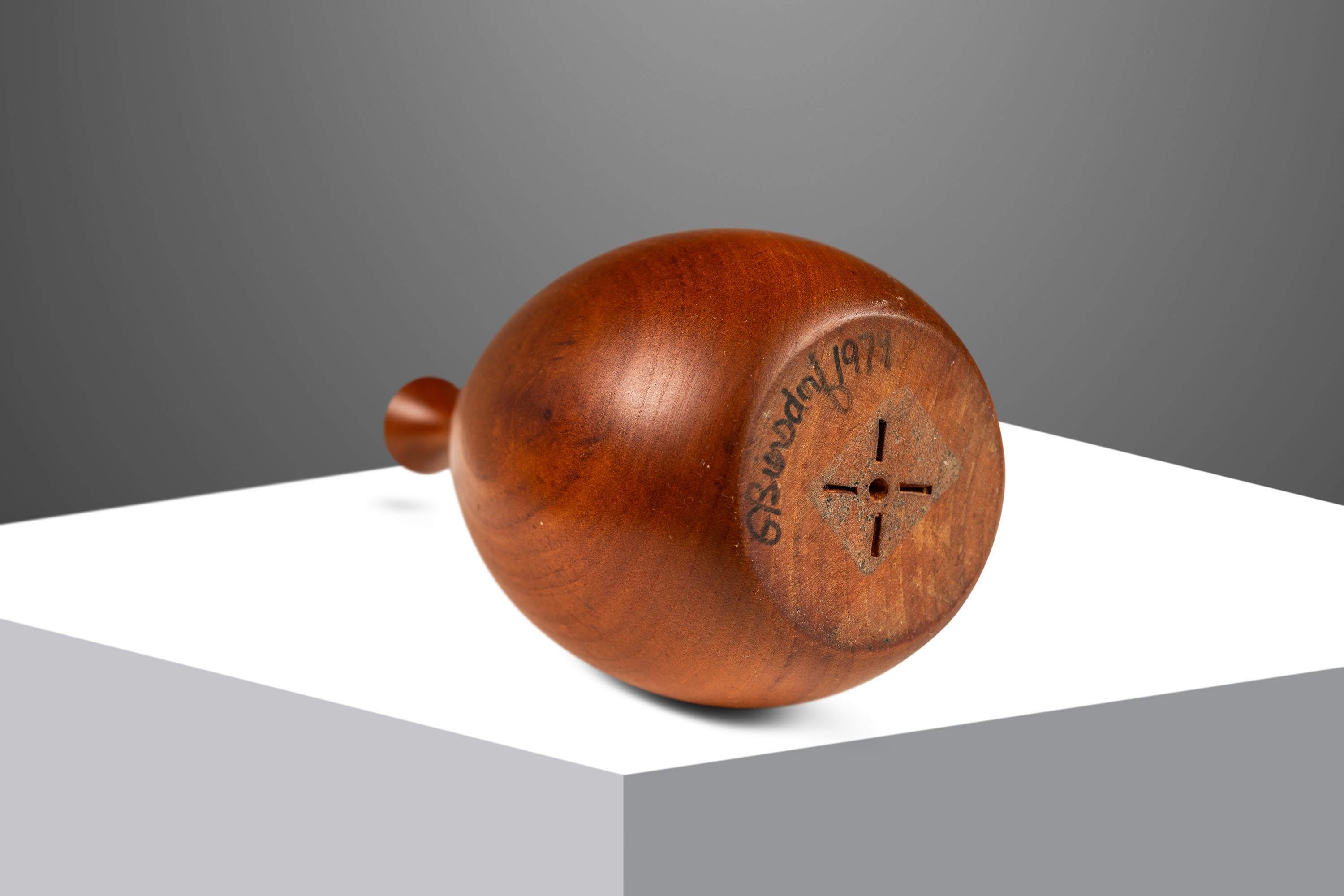 Signed Petite Wood-Turned Vase in solid Walnut by George Biersdorf, USA, c. 1979 For Sale 4