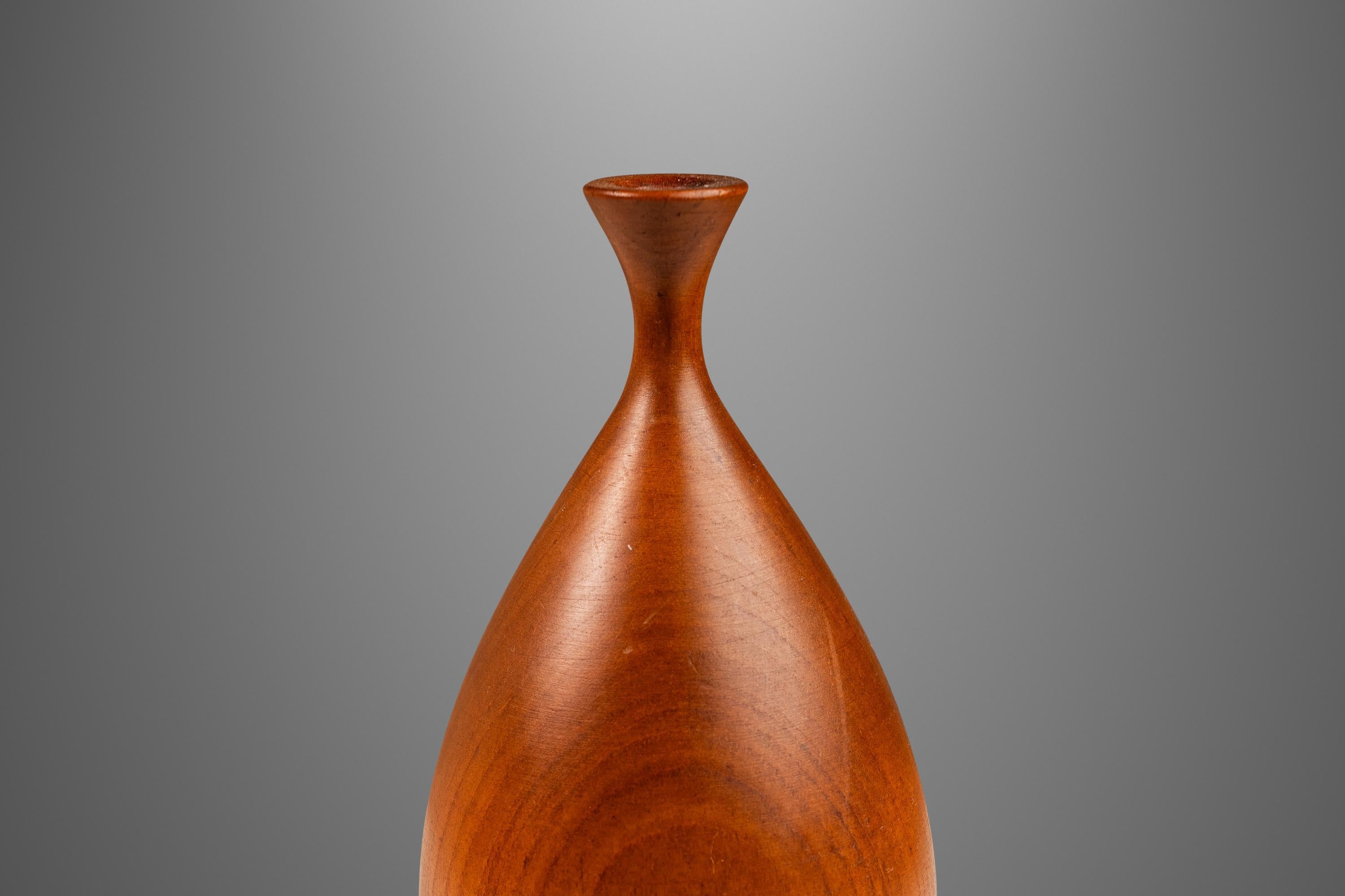 Signed Petite Wood-Turned Vase in solid Walnut by George Biersdorf, USA, c. 1979 For Sale 7