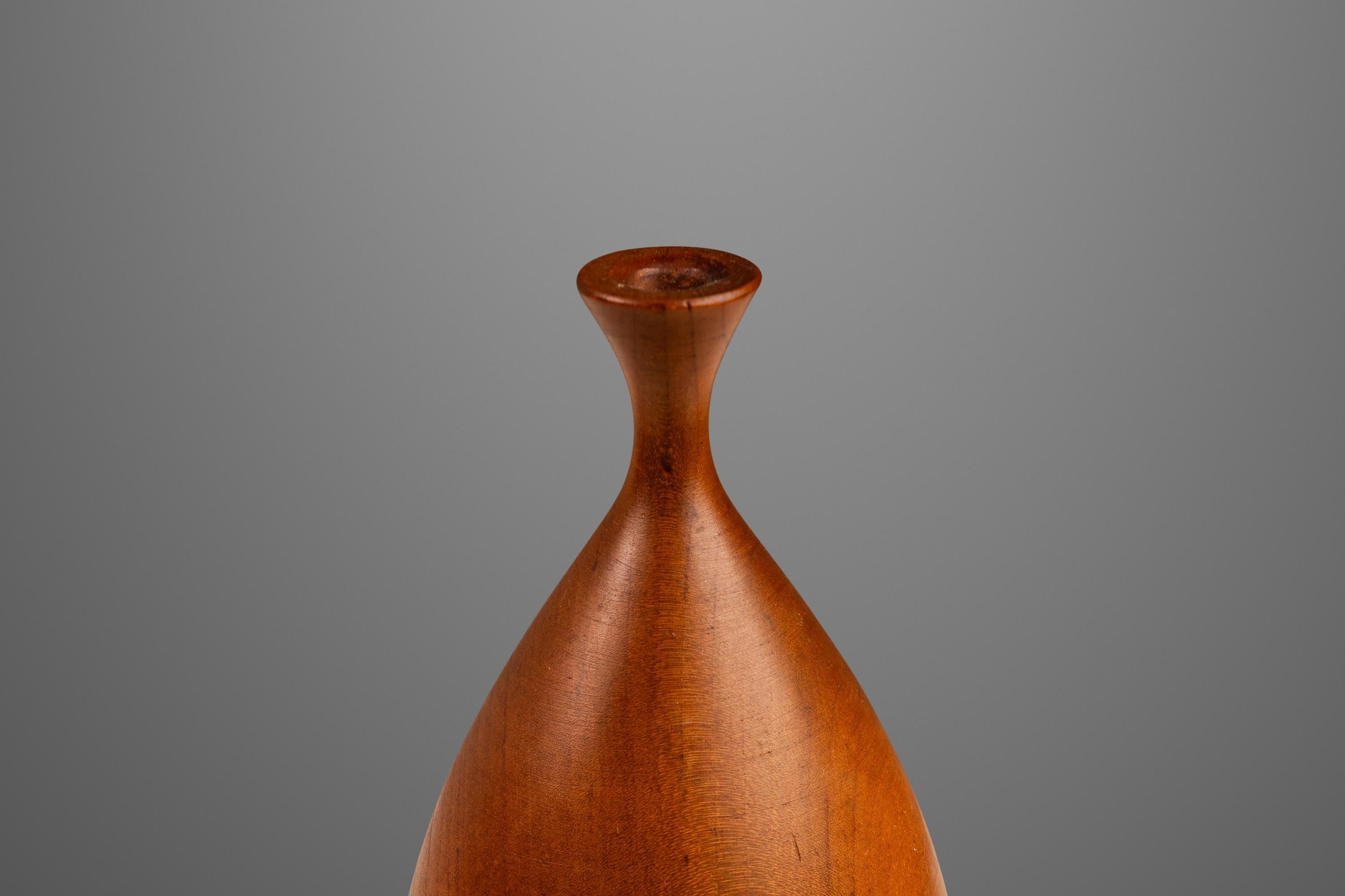 Signed Petite Wood-Turned Vase in solid Walnut by George Biersdorf, USA, c. 1979 For Sale 8