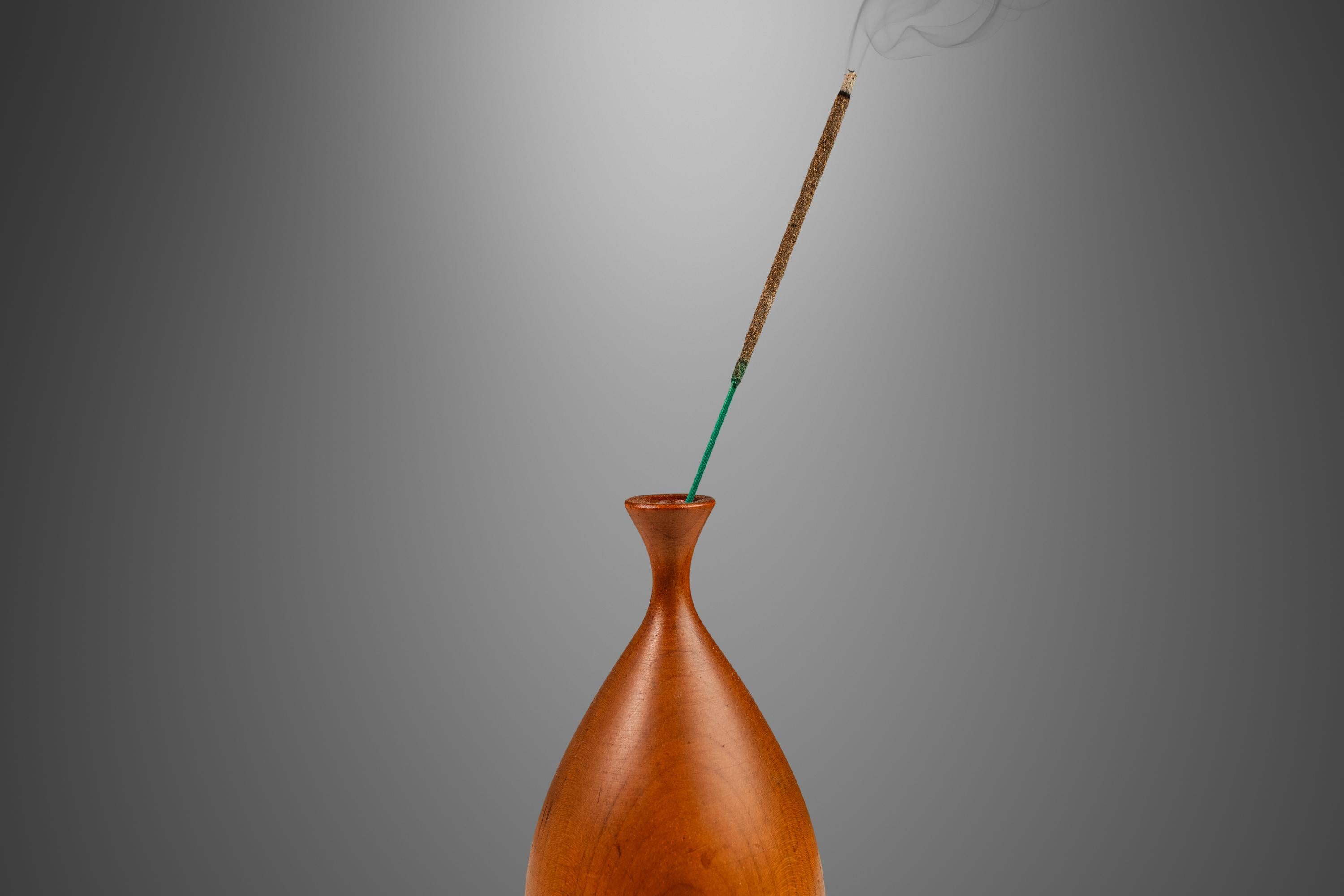 Signed Petite Wood-Turned Vase in solid Walnut by George Biersdorf, USA, c. 1979 For Sale 9