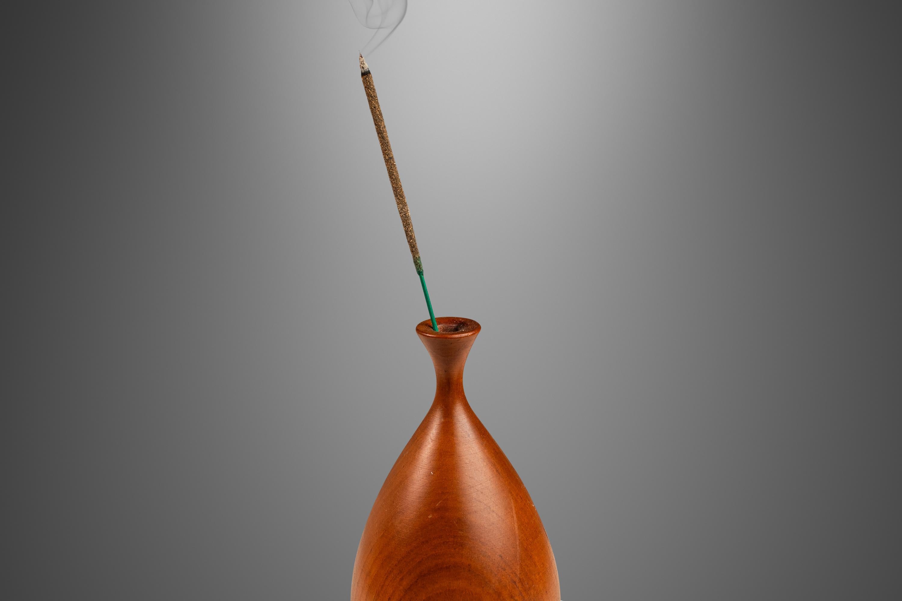 Signed Petite Wood-Turned Vase in solid Walnut by George Biersdorf, USA, c. 1979 For Sale 10