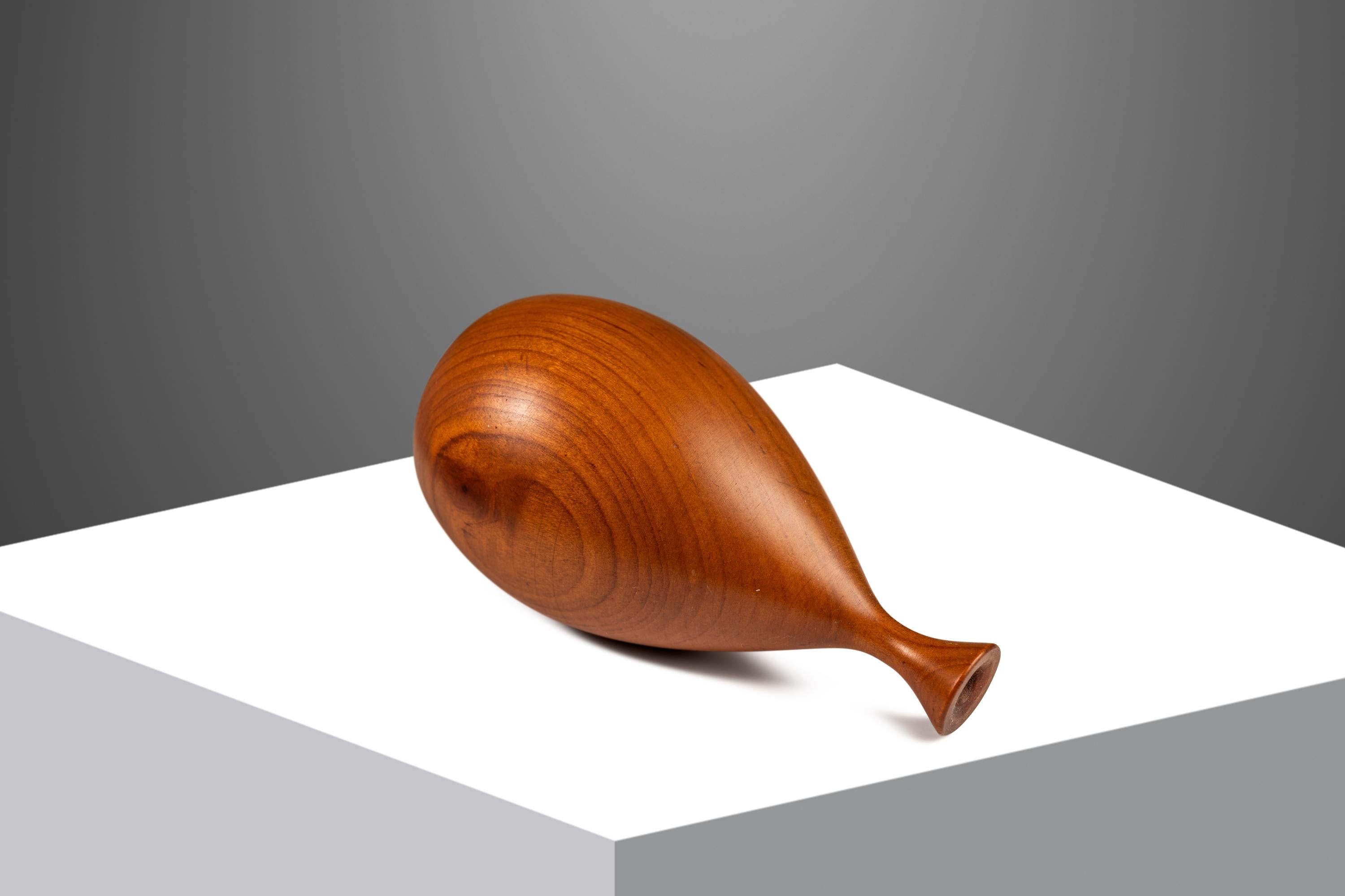 American Signed Petite Wood-Turned Vase in solid Walnut by George Biersdorf, USA, c. 1979 For Sale
