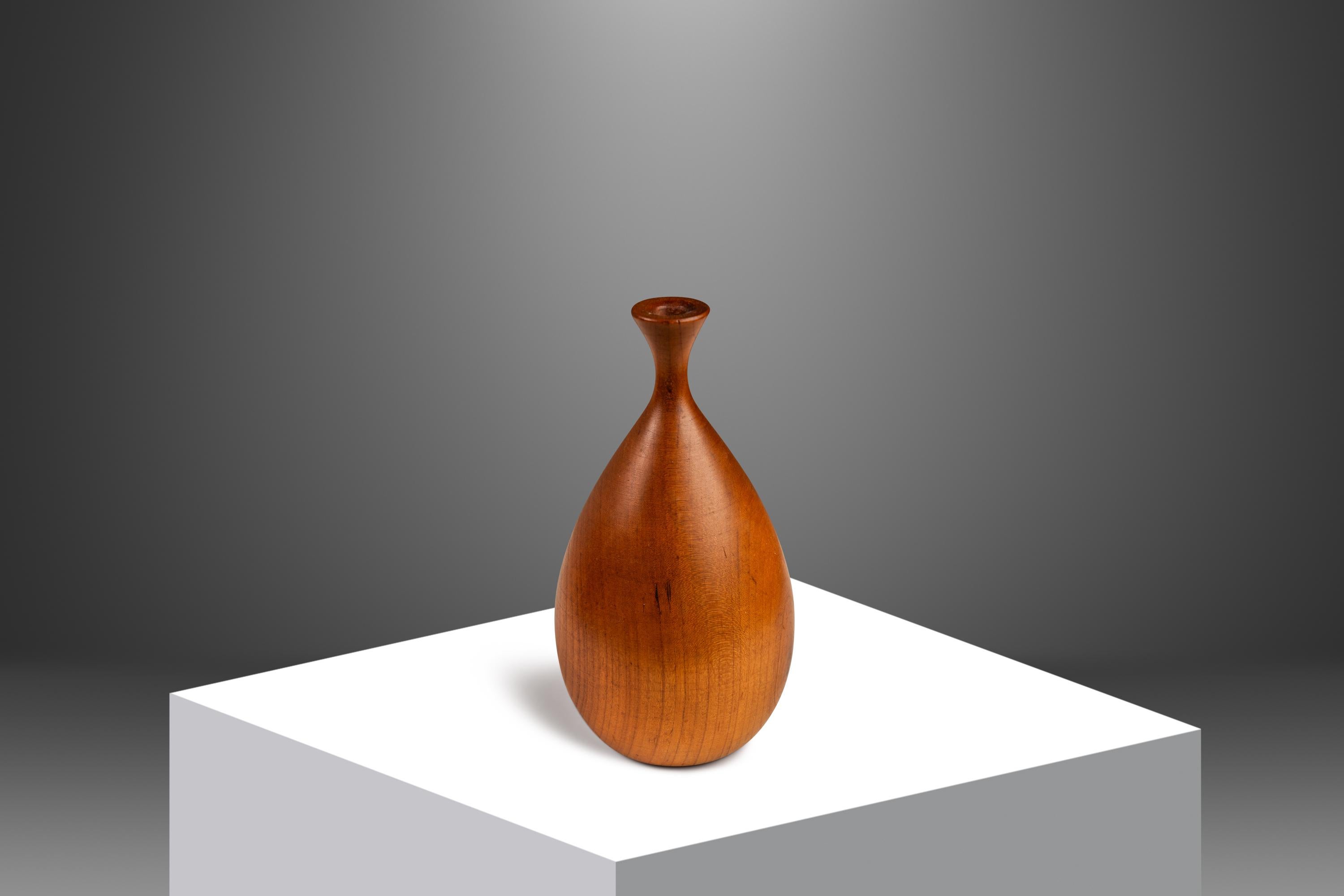 Signed Petite Wood-Turned Vase in solid Walnut by George Biersdorf, USA, c. 1979 In Good Condition For Sale In Deland, FL