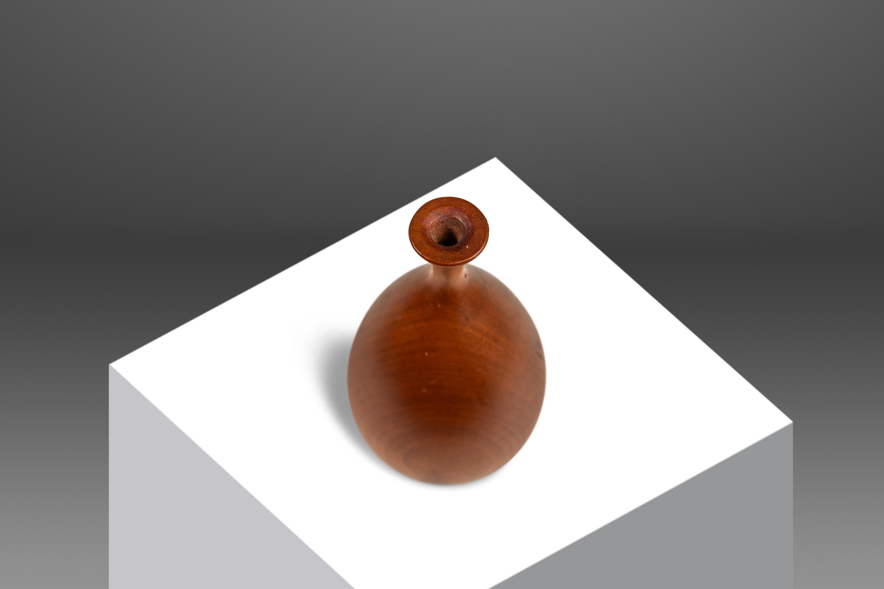 Signed Petite Wood-Turned Vase in solid Walnut by George Biersdorf, USA, c. 1979 For Sale 2