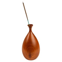 Petit vase en bois tourné en noyer massif signé par George Biersdorf, A.I.C., USA, c. 1979