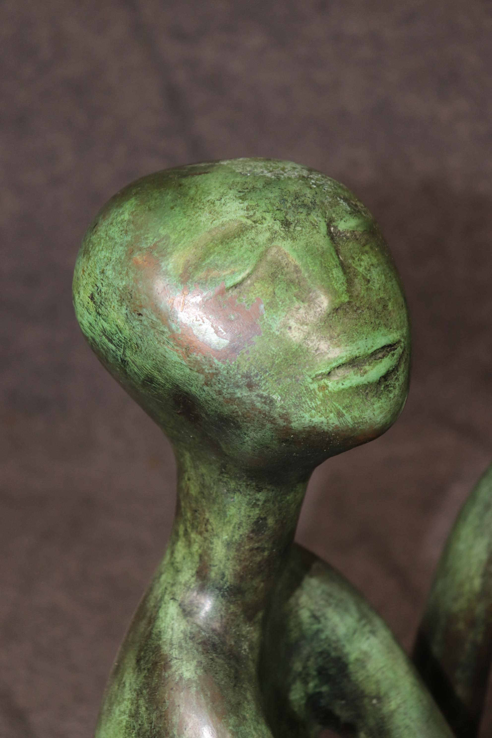 Si tratta di un bronzo superbo, dal design delicato e dal colore verde verdastro brillante, opera del famoso pittore e scultore firmato da Philippe Jamin. La scultura è estremamente ben fatta ed evoca una sensazione di sicurezza e di famiglia. Le