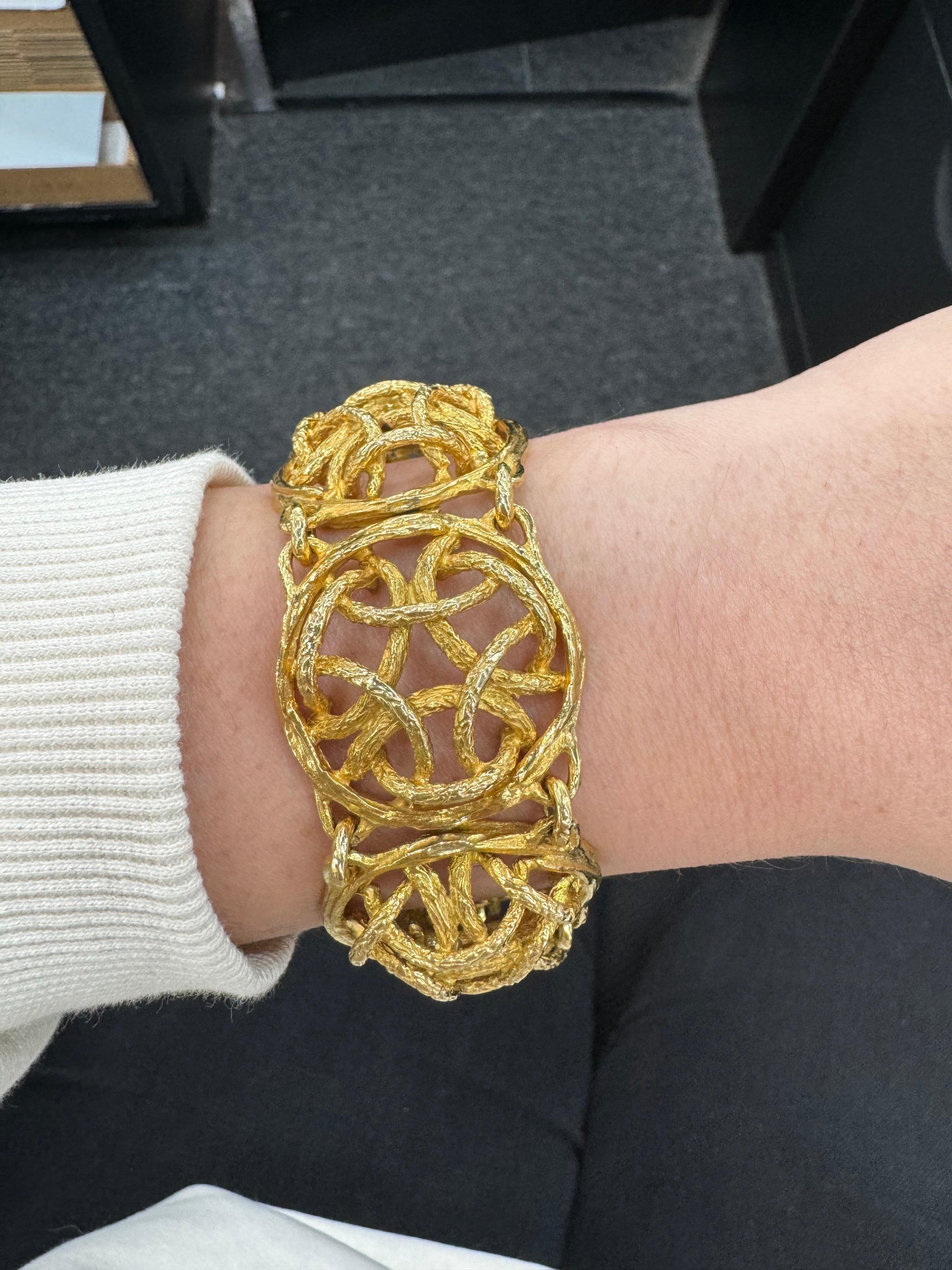 Signé Piaget, ce bracelet à maillons présente un design texturé en dôme d'or pesant 121 grammes, en or jaune 18 carats. 